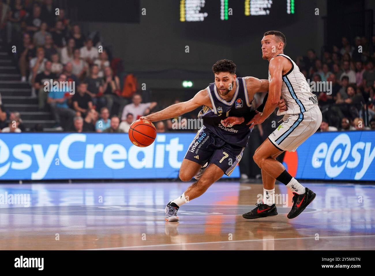 Hamburg, Deutschland. September 2024. Will McDowell-White (Alba Berlin, #07) im Zweikampf mit Brae Ivey (Veolia Towers Hamburg, #01), GER, Veolia Towers Hamburg vs Alba Berlin, Basketball, Bundesliga, Spieltag 1, Saison 2024/2025, 22.09.2024 Foto: Eibner-Pressefoto/Max Vincen Credit: dpa/Alamy Live News Stockfoto