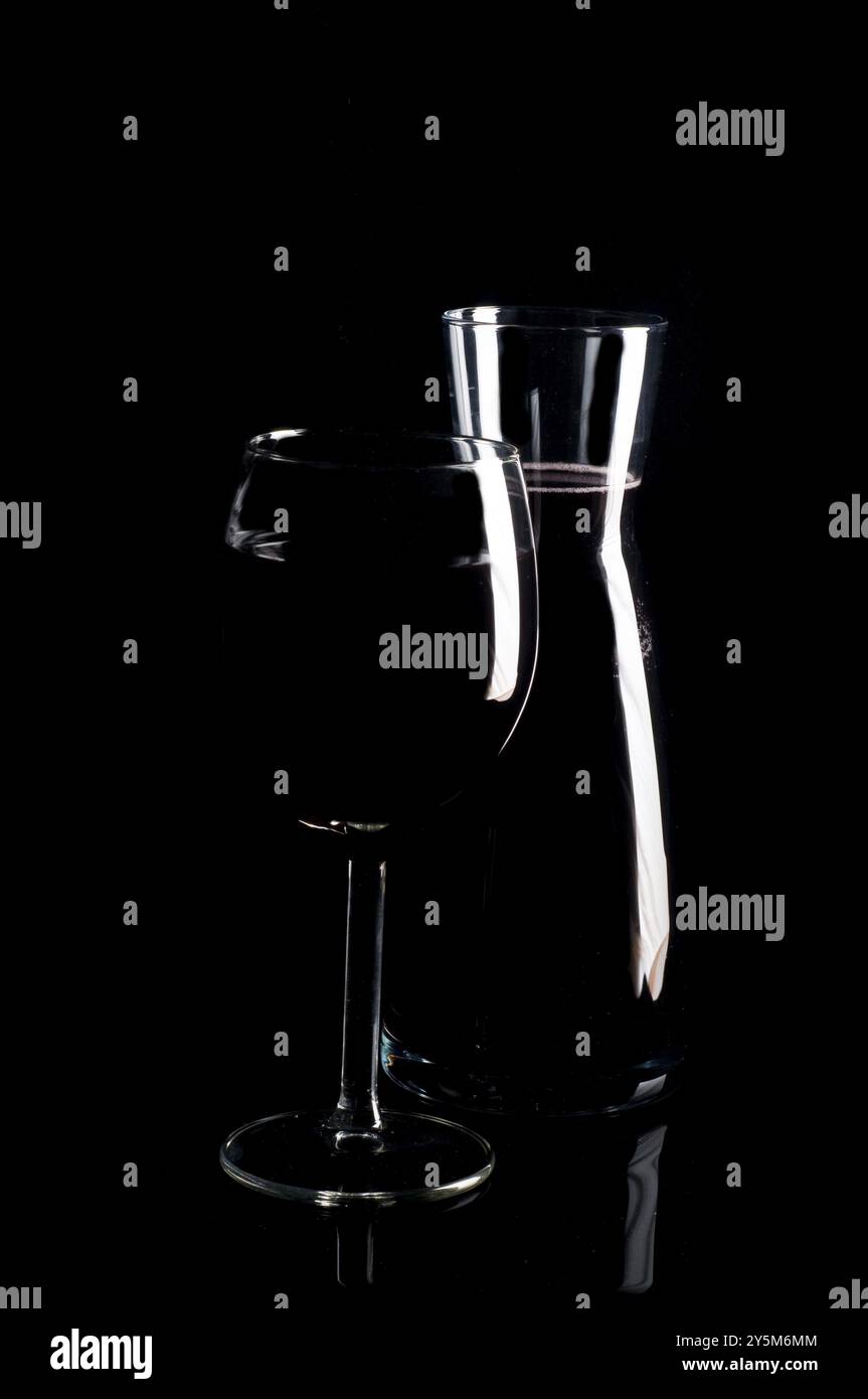 Wein, Lowkey auf schwarzem Hintergrund Stockfoto