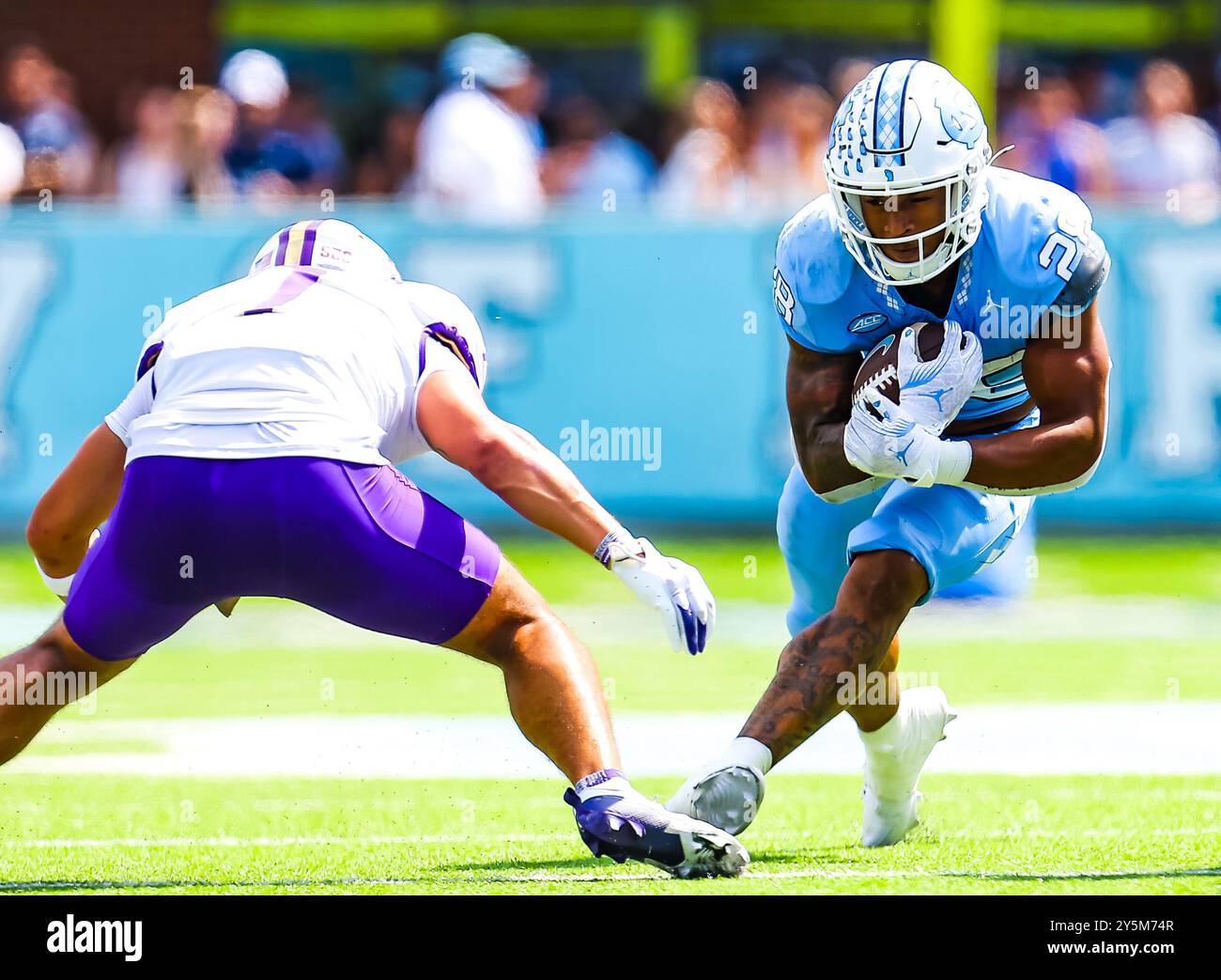 21. September 2024: North Carolina Junior Omarion Hampton (28) wird von North Carolina Senior Kaimon Rucker (7) getroffen. NCAA-Fußballspiel zwischen der James Madison University und der University of North Carolina im Kenan Memorial Stadium in Chapel Hill, North Carolina. David Beach/CSM Stockfoto