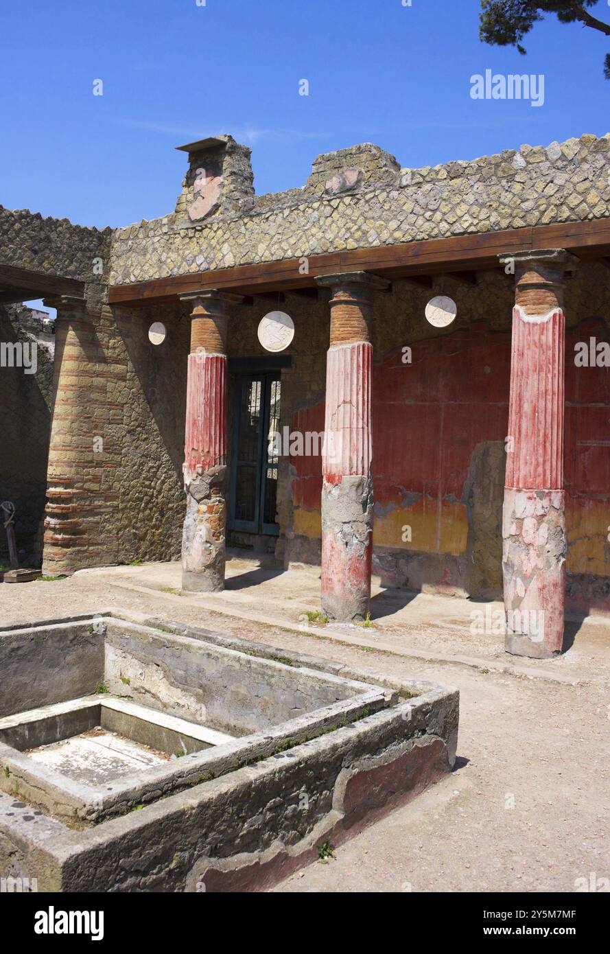 Herculaneum war eine antike Stadt am Golf von Neapel, die wie Pompeji, Stabiae und Oplontis während der Eruption des Vesuvs in der zweiten Hälfte sank Stockfoto