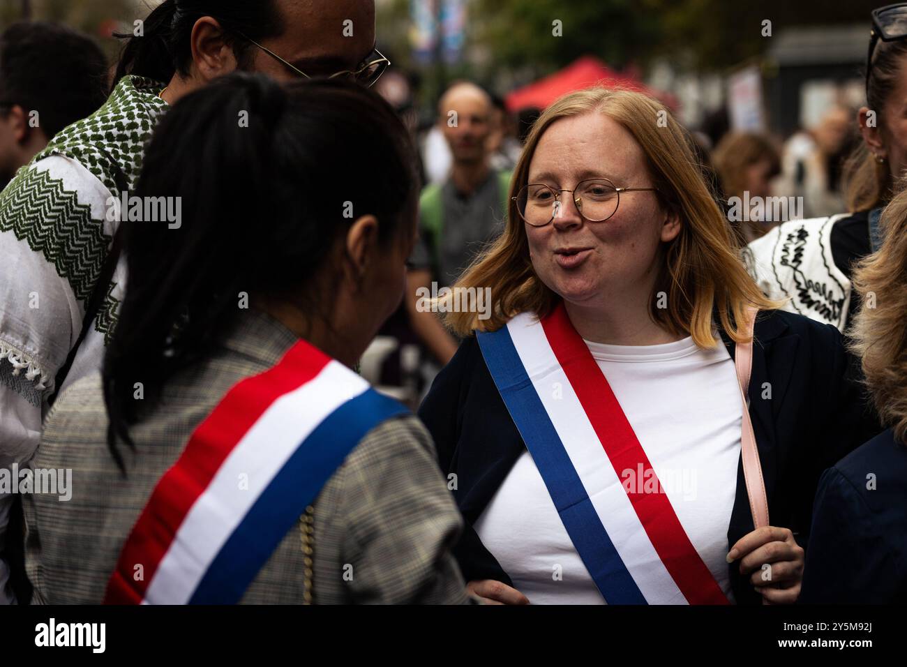 Ersilia Soudais, Stellvertreterin der Populaire-Gruppe Nouveau Front, die während der Demonstration gegen die neue Macron-Barnier-Regierung in Paris gesehen wurde. Wenige Stunden vor der Ankündigung der neuen Regierung des französischen Premierministers Michel Barnier demonstrierten Tausende von Menschen in Paris, um die Amtsenthebung von Präsident Emmanuel Macron zu fordern. Der Aufruf zu Massendemonstrationen in ganz Frankreich kam von der linken Partei La France Insoumise sowie von Ökologen und Studentenverbänden und feministischen Verbänden. (Foto: Telmo Pinto/SOPA Images/SIPA USA) Stockfoto