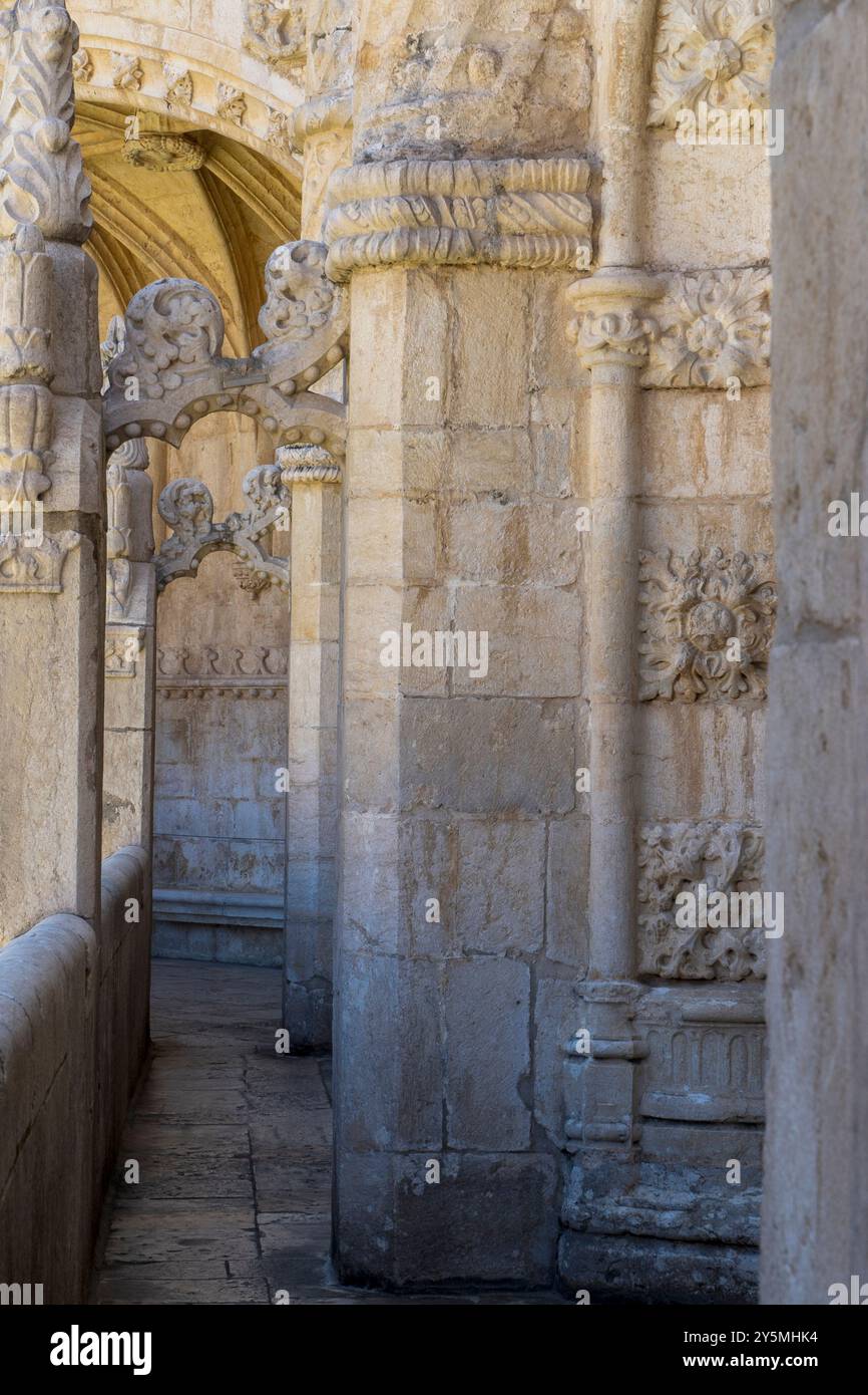 Der Balkon des Klosters Jerónimos zeigt komplizierte Steinschnitzereien, das Nationaldenkmal und das UNESCO-Weltkulturerbe. Stockfoto