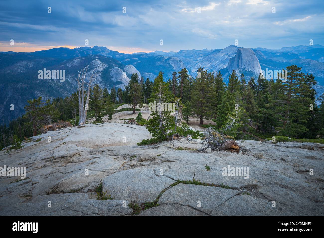 Wunderschöner Sonnenaufgang über einer halben Kuppel am Sentinel Dome im yosemite-Nationalpark in kalifornien Stockfoto