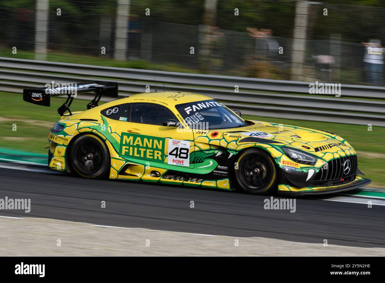 Monza, Italien. September 2024. Lucas AUER (AUT), der für das MERCEDES-AMG TEAM MANN-FILTER #48 fährt, springt beim Rennen der Fanatec GT World Challenge Runde 8 2024 auf dem Autodromo Nazionale in Monza (Italien) auf die Bordsteinkante von Kurve 8. Quelle: Riccardo Righetti/Alamy Live News Stockfoto