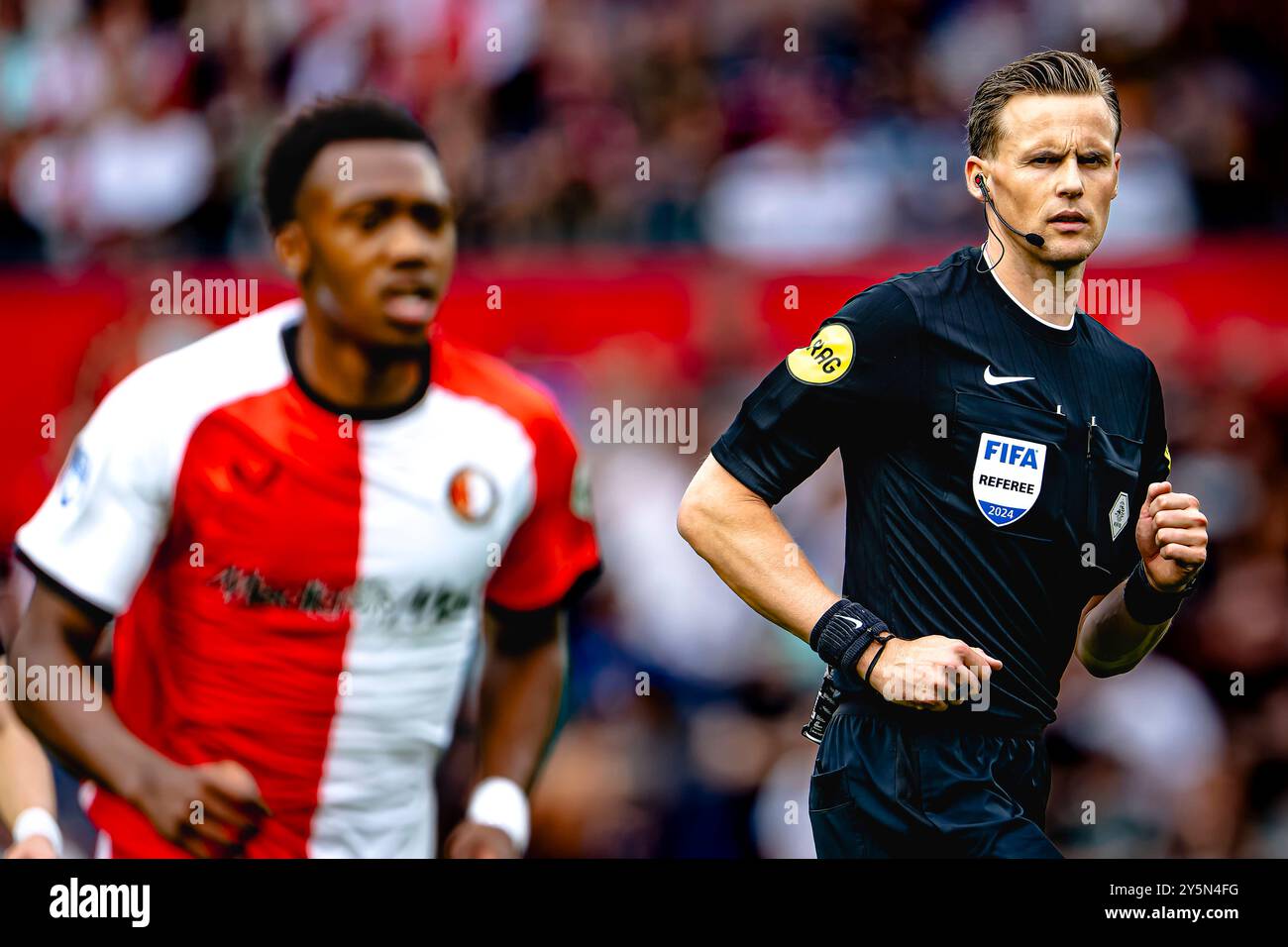 Schiedsrichter Sander van der Eijk, während des Spiels Feyenoord - NAC im Stadion de Kuip für die niederländische eredivisie Saison 2024-2025 in ROTTERDAM, Niederlande am 22. september 2024, Foto: Marcel van Dorst / EYE4images/DeFodi Images Defodi-746  1MD2416-ARW *** Schiedsrichter Sander van der Eijk, während des Spiels Feyenoord NAC im Stadion de Kuip für die niederländische eredivisie Saison 2024 2025 in ROTTERDAM, Niederlande 2024 Foto: Marcel van Dorst EYE4images DeFodi Images Defodi 746 1MD2416 ARW Defodi-746 Stockfoto