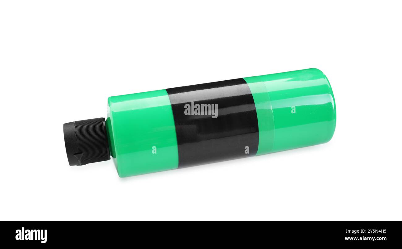 Grüne Acrylfarbe in Flasche isoliert auf weiß Stockfoto