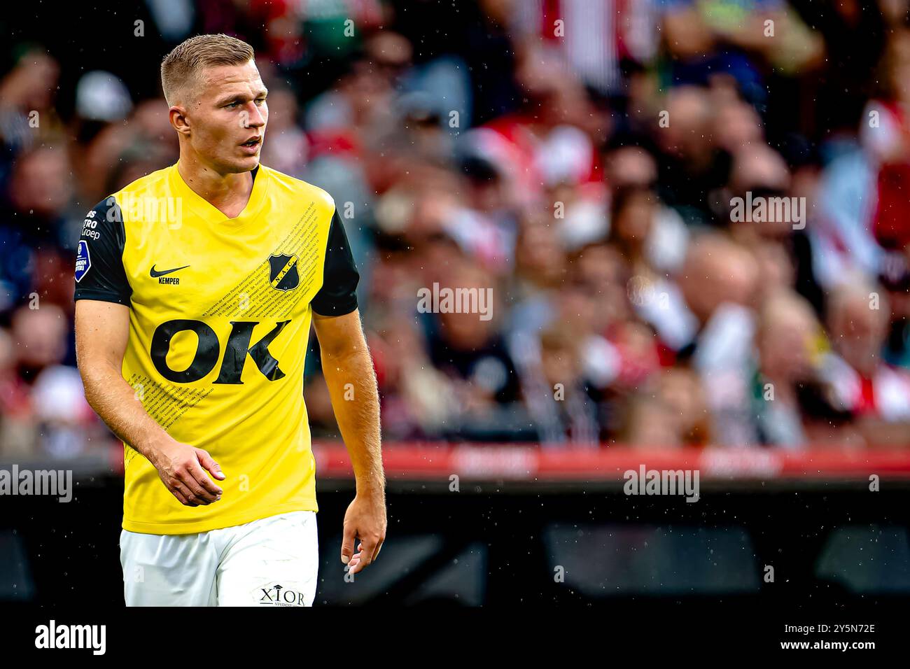 NAC Breda Verteidiger Boy Kemper, während des Spiels Feyenoord - NAC im Stadion de Kuip für die niederländische eredivisie Saison 2024-2025 in ROTTERDAM, Niederlande am 22. september 2024, Foto von Marcel van Dorst / EYE4images/DeFodi Images Defodi-746  1MD2770-ARW *** NAC Breda Verteidiger Boy Kemper, während des Spiels Feyenoord NAC im Stadion de Kuip für die niederländische eredivisie 2024 in ROTTERDAM Saison 2024 2025 Foto: Marcel van Dorst EYE4images DeFodi Images Defodi 746 1MD2770 ARW Defodi-746 Stockfoto