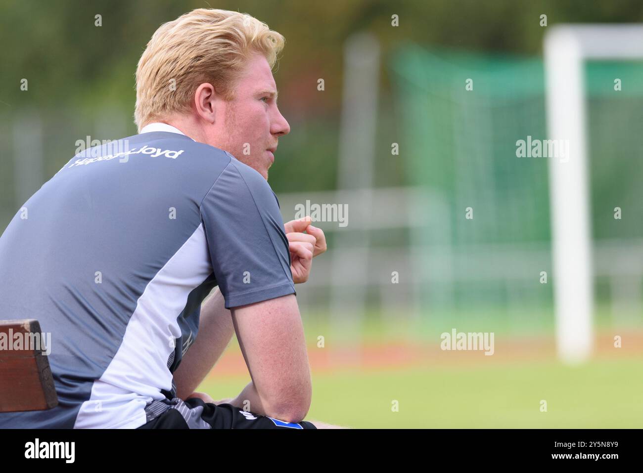 Aschheim, Deutschland. September 2024. Aschheim, 22. September 2024: Marwin Bolz (Cheftrainer Hamburger SV) während des 2. Frauen-Bundesliga-Spiel zwischen dem FC Bayern München II und dem Hamburger SV im Sportpark Aschheim. (Sven Beyrich/SPP) Credit: SPP Sport Press Photo. /Alamy Live News Stockfoto