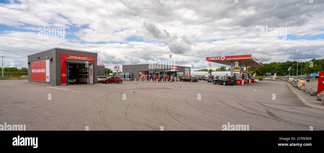 Halmstad, Schweden - 10. Juli 2022: Circle K Tankstelle und Autowaschanlage. Stockfoto