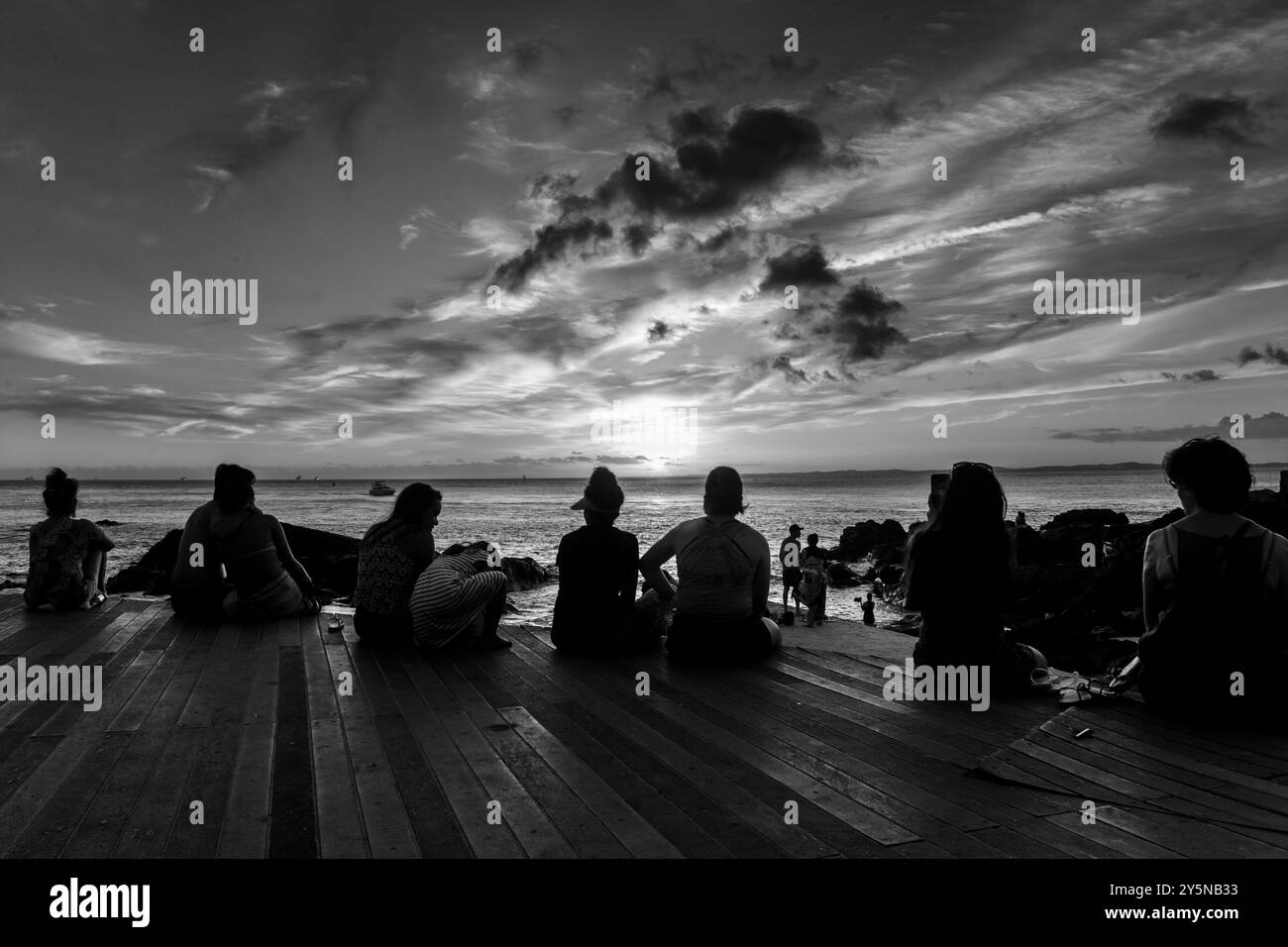 Salvador, Bahia, Brasilien - 09. November 2019: Touristen genießen den Sonnenuntergang am Pier von Porto da Barra in Salvador, Bahia. Stockfoto