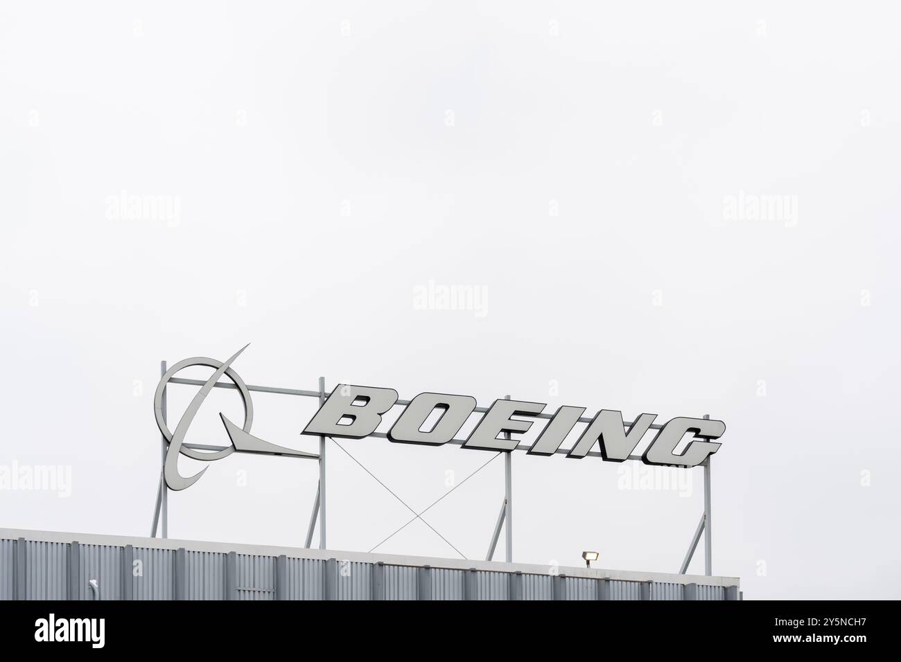 Nahaufnahme des Boeing-Logos und Schild auf dem Gebäude. El Segundo, CA, USA Stockfoto
