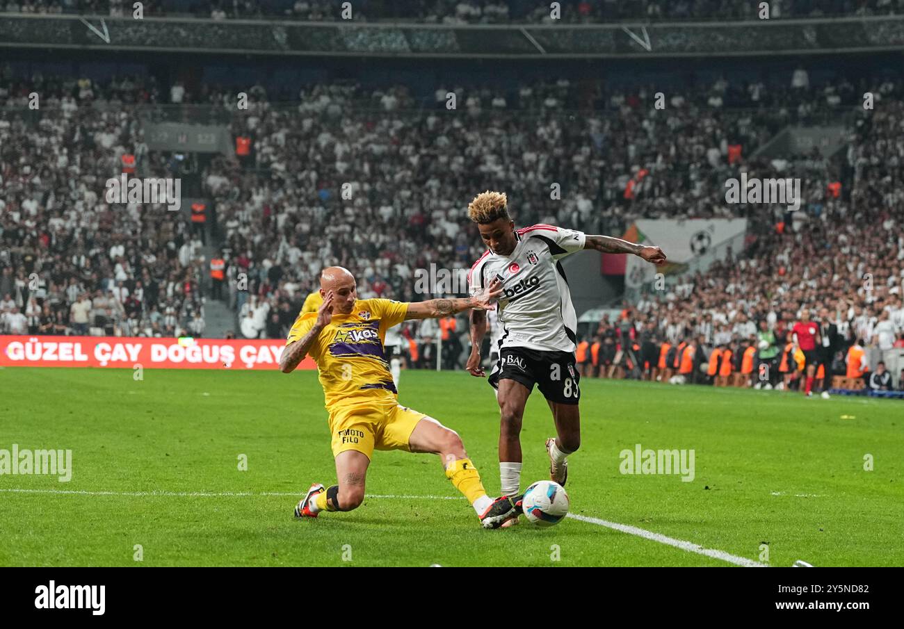 22. September 2024: Jonjo Shelvey aus EyÃ¼pspor und Gedson Fernandes aus Besiktas kämpfen um den Ball während eines Spiels der Türkei SÃ¼per Ligue, BeÅŸiktaÅŸ J. K gegen EyÃ¼pspor, im Besiktas-Stadion, Istanbul, Türkei. Ulrik Pedersen/CSM Stockfoto