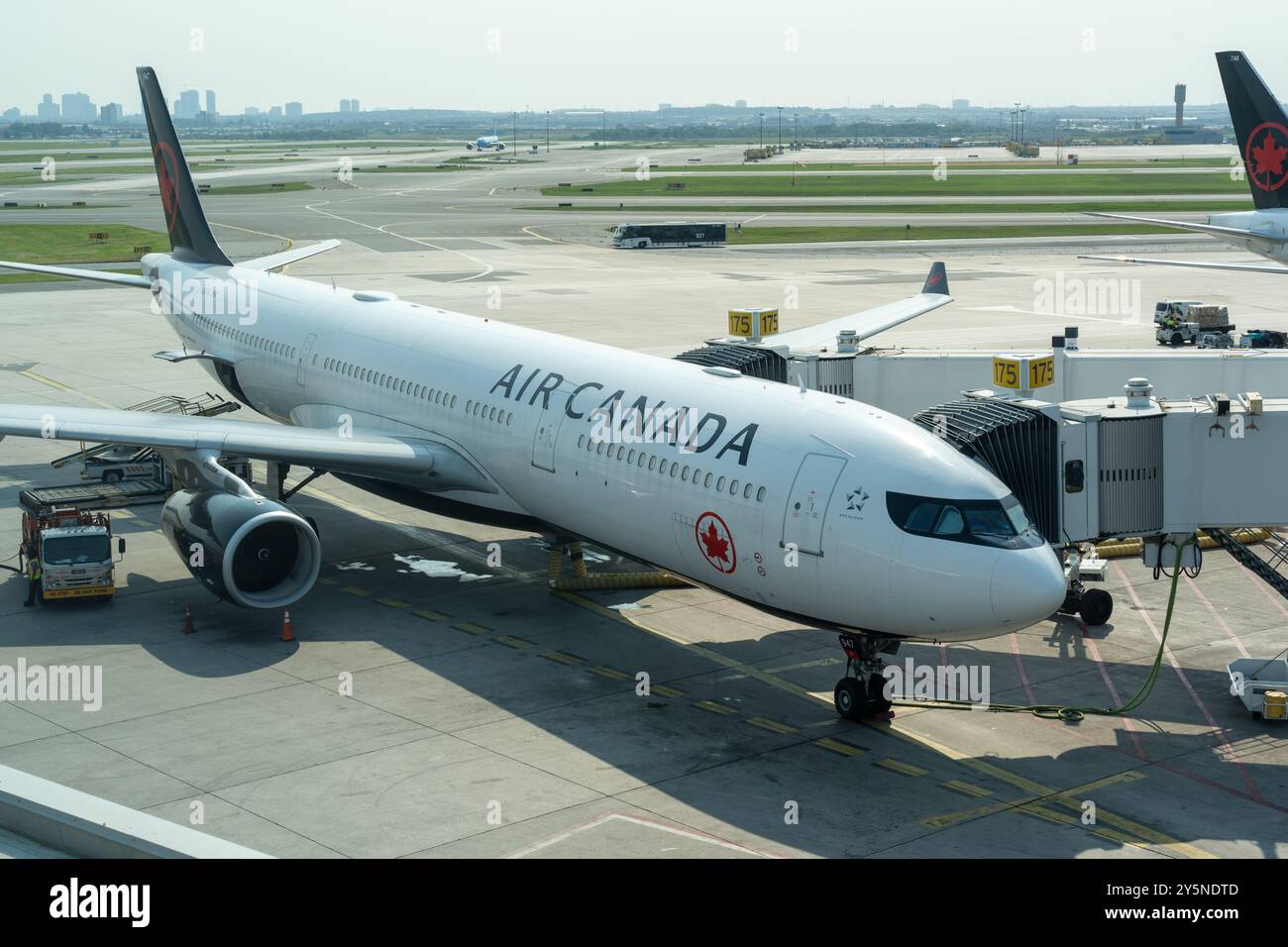 Ein Flugzeug von Air Canada, das am Toronto Pearson International Airport in Mississauga, ON, Kanada parkte Stockfoto