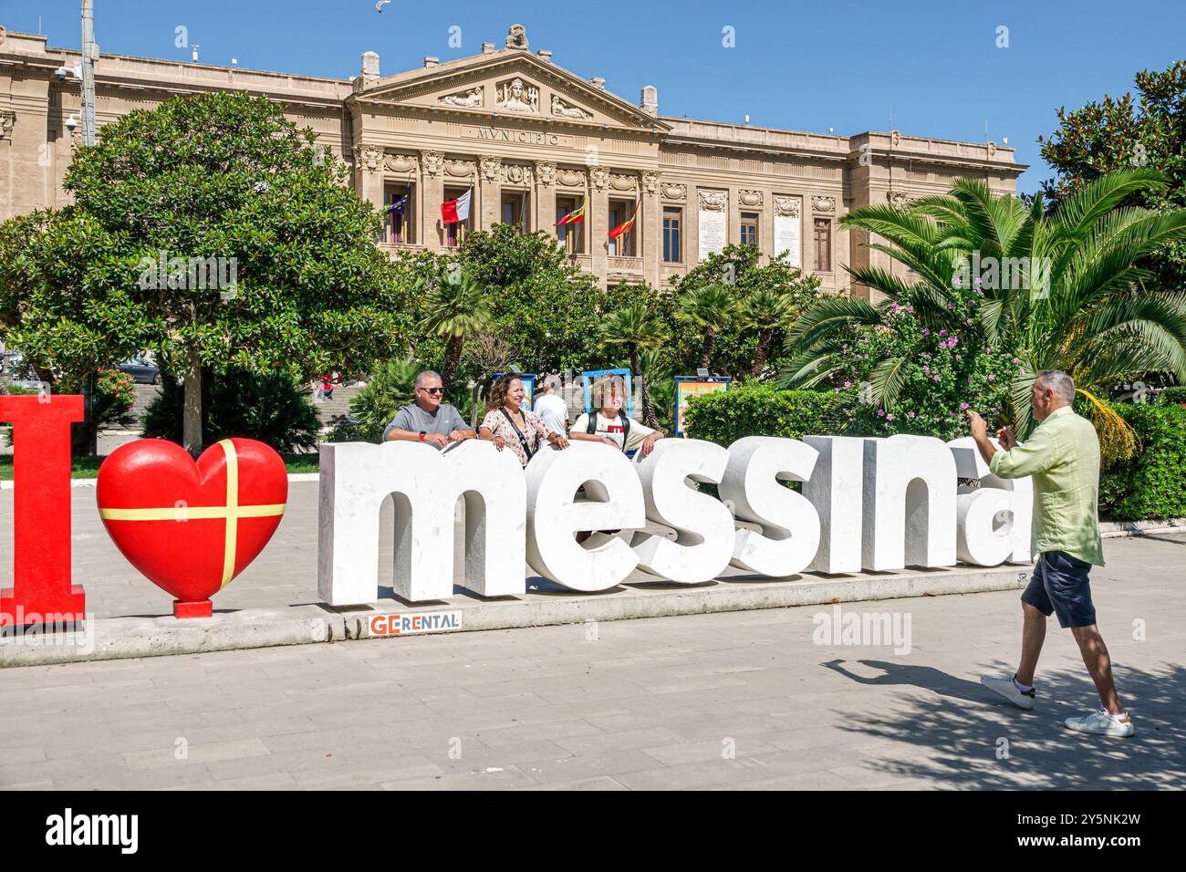 Messina Sizilien Italien, außen, Mann Frau, Mutter Vater Teenager posiert, ich liebe Messina Schild, Fotogelegenheit, Municipio di Messina, Stadt ha Stockfoto