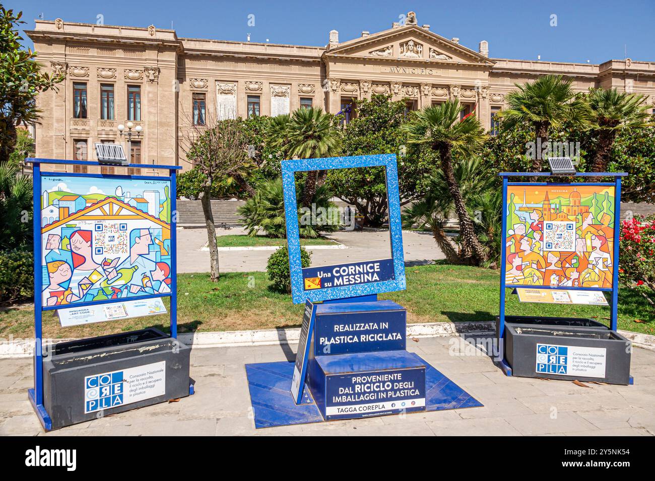 Messina Sizilien Italien, Außenansicht, Fotogelegenheit, Rahmenschilder aus recyceltem Kunststoff umweltfreundlich, Municipio di Messina, Rathaus, Corpo di Gu Stockfoto