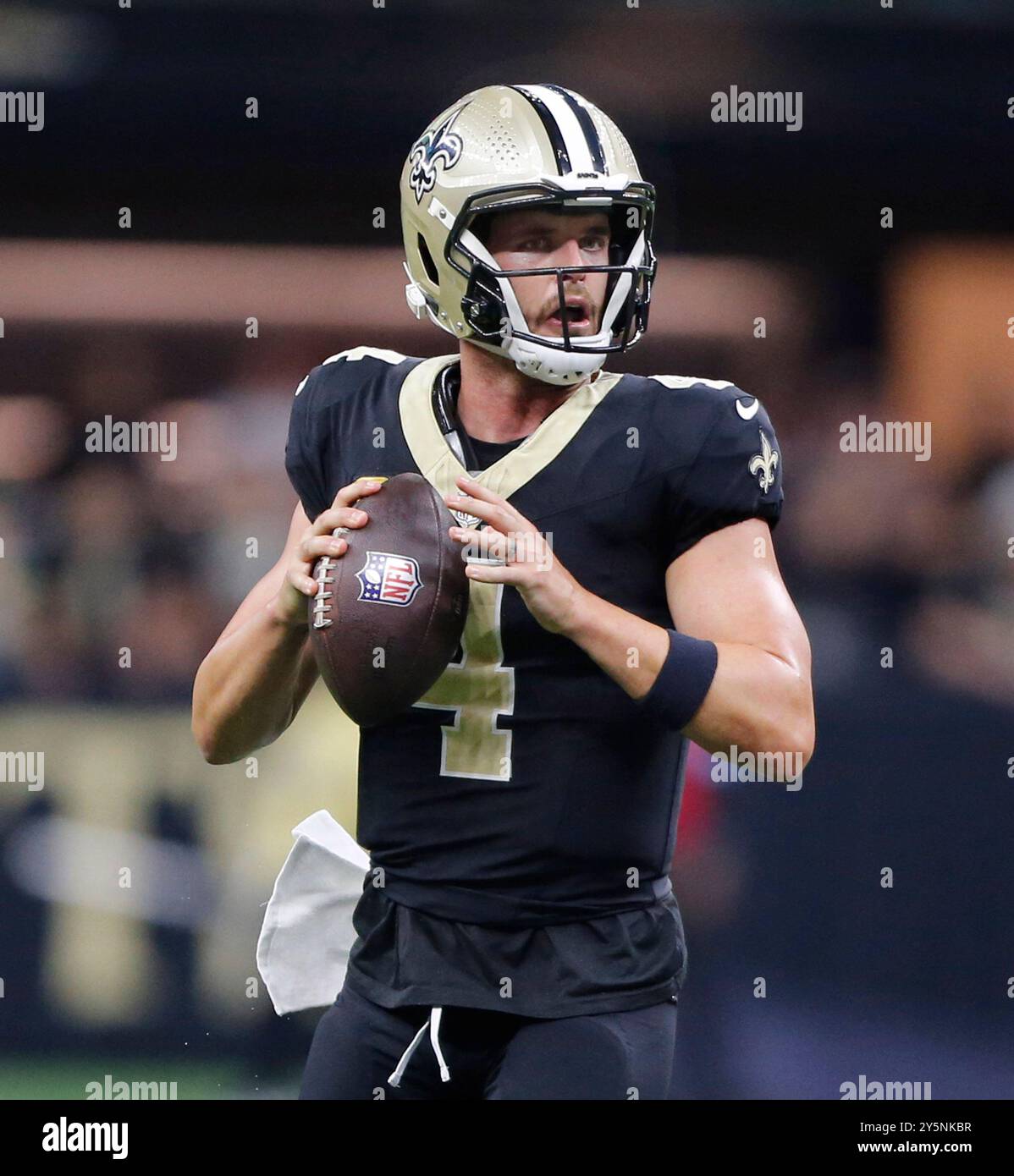 New Orleans, Usa. September 2024. Der New Orleans Saints Quarterback Derek Carr (4) wirft am Sonntag, den 22. September 2024, gegen die Philadelphia Eagles im Caesars Superdome in New Orleans. Foto: AJ Sisco/UPI. Quelle: UPI/Alamy Live News Stockfoto