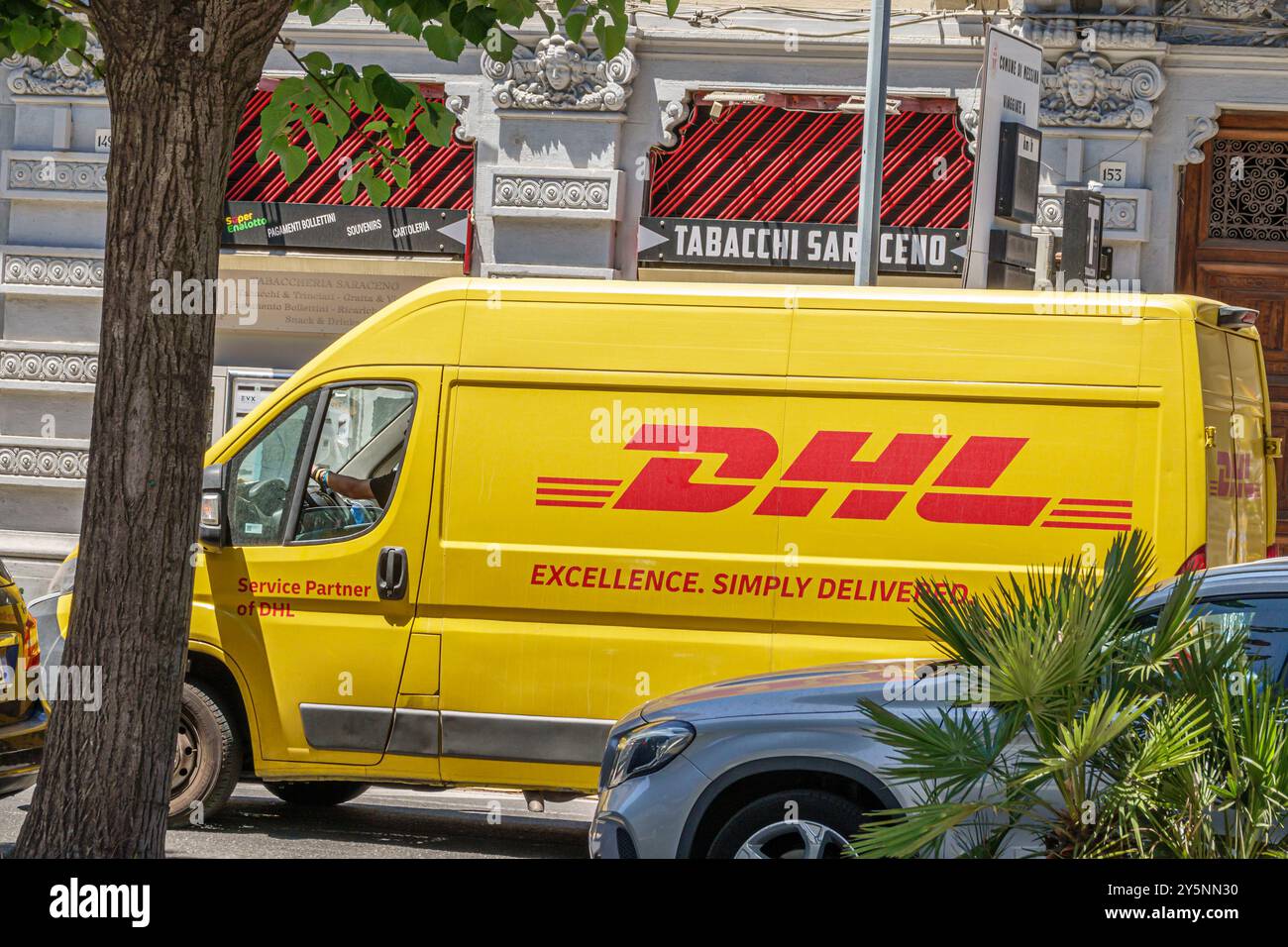 Messina Sizilien Italien, Via Giuseppe Garibaldi, DHL-Zustellkurier, Van-Fahrzeug, Sizilianisch, Italienisch Europa Europa Europa Europa Europa, Besucher reisen Reise Tour Touris Stockfoto