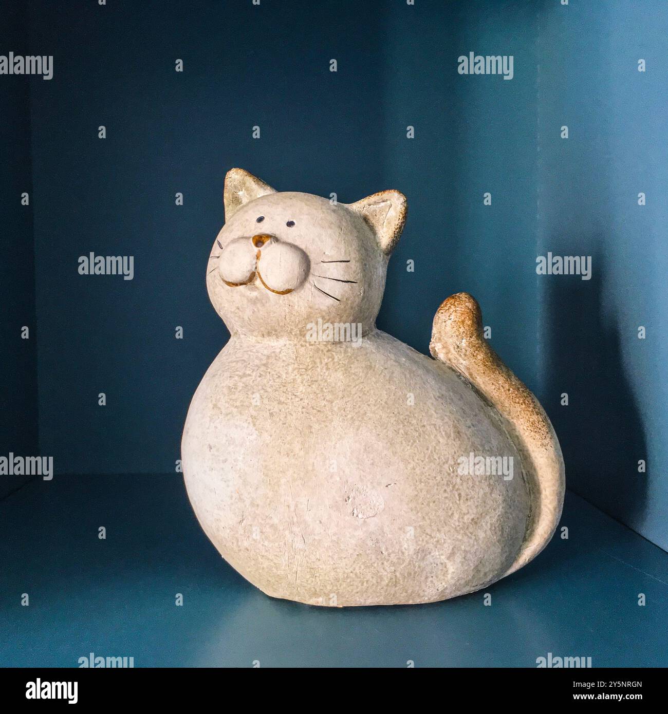 Abbildung der Katze. Kleine Skulptur. Innenausstattung, Dekorationsartikel. Stockfoto