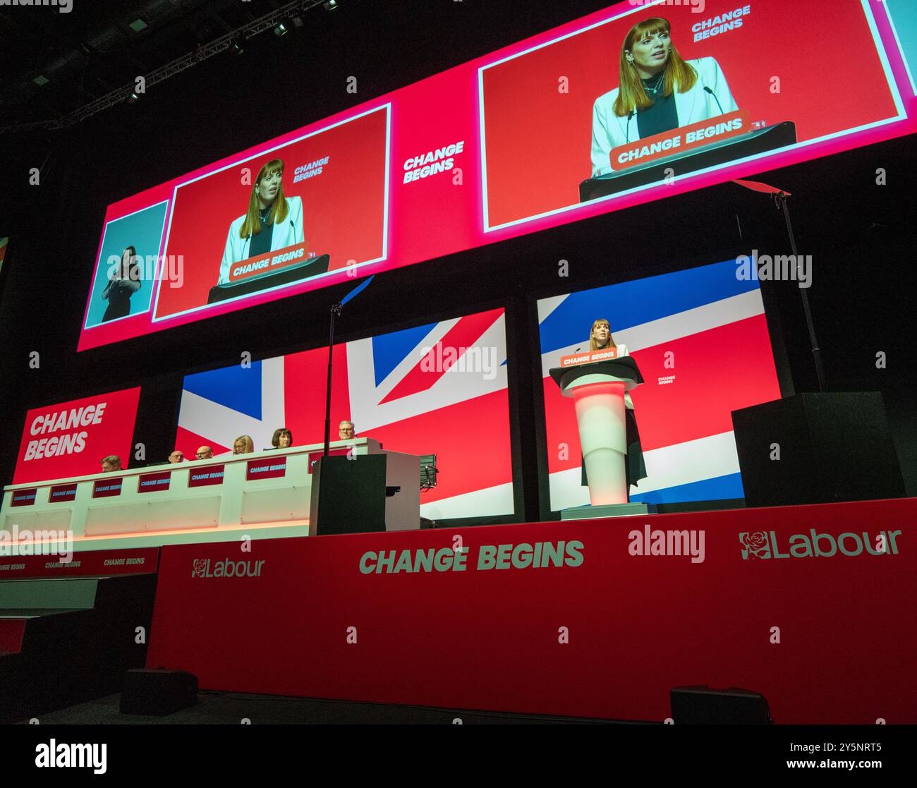 Angela Rayner, stellvertretende Premierministerin, stellvertretende Leiterin der Labour Party und Staatssekretärin für Wohnungsbau, Gemeinden und Kommunalverwaltung, hält ihre Eröffnungsrede am ersten Tag der Labour Party-Konferenz. Bild: Garyroberts/worldwidefeatures.com Stockfoto