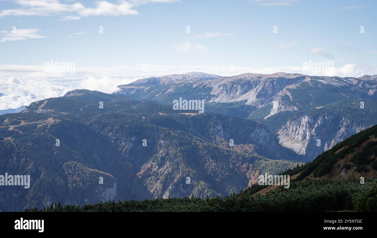 Massive Gebirgszüge, meist bedeckt von Wald mit Wolken im Hintergrund, Österreich, Europa Stockfoto