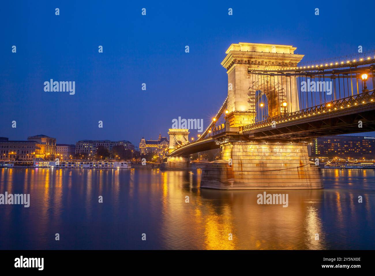 Blaue Stunde Die Brückenlichter Kamen Gerade An, Die Széchenyi Kettenbrücke, Die Die Donau In Budapest, Ungarn, Überspannt Stockfoto