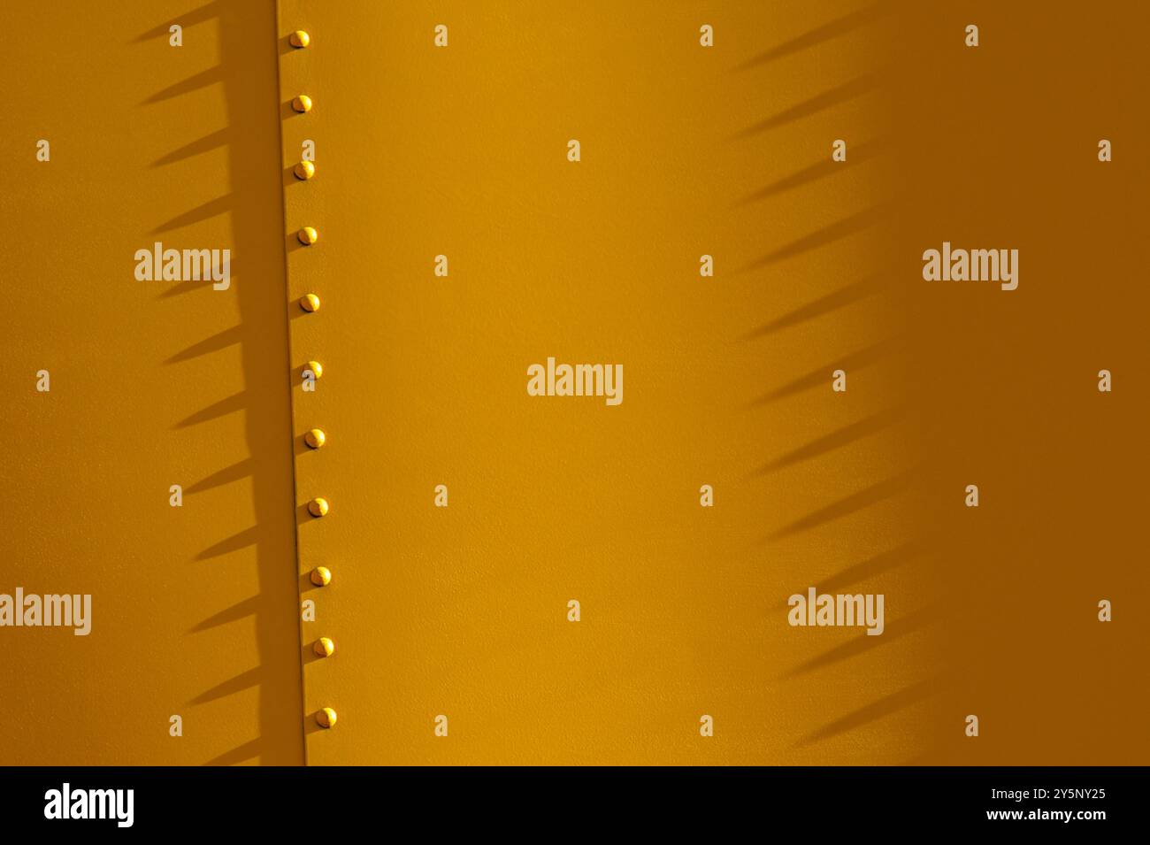 Licht und Schatten an der Seite eines Eisenbahnwagens Stockfoto