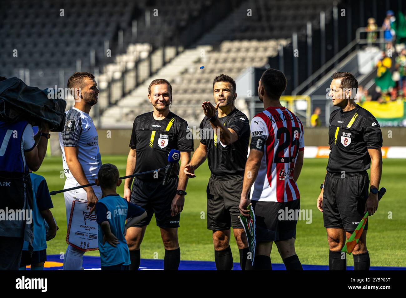 KRAKAU, POLEN, 21. SEPTEMBER 2024, FUSSBALL SAISON 2024 2025, PUSZCZA NIEPOLOMICE VS CRACOVIA, OP: RZUT MONETA PRZEZ SEDZIEGO, KREDIT: PIOTR FRONT Stockfoto