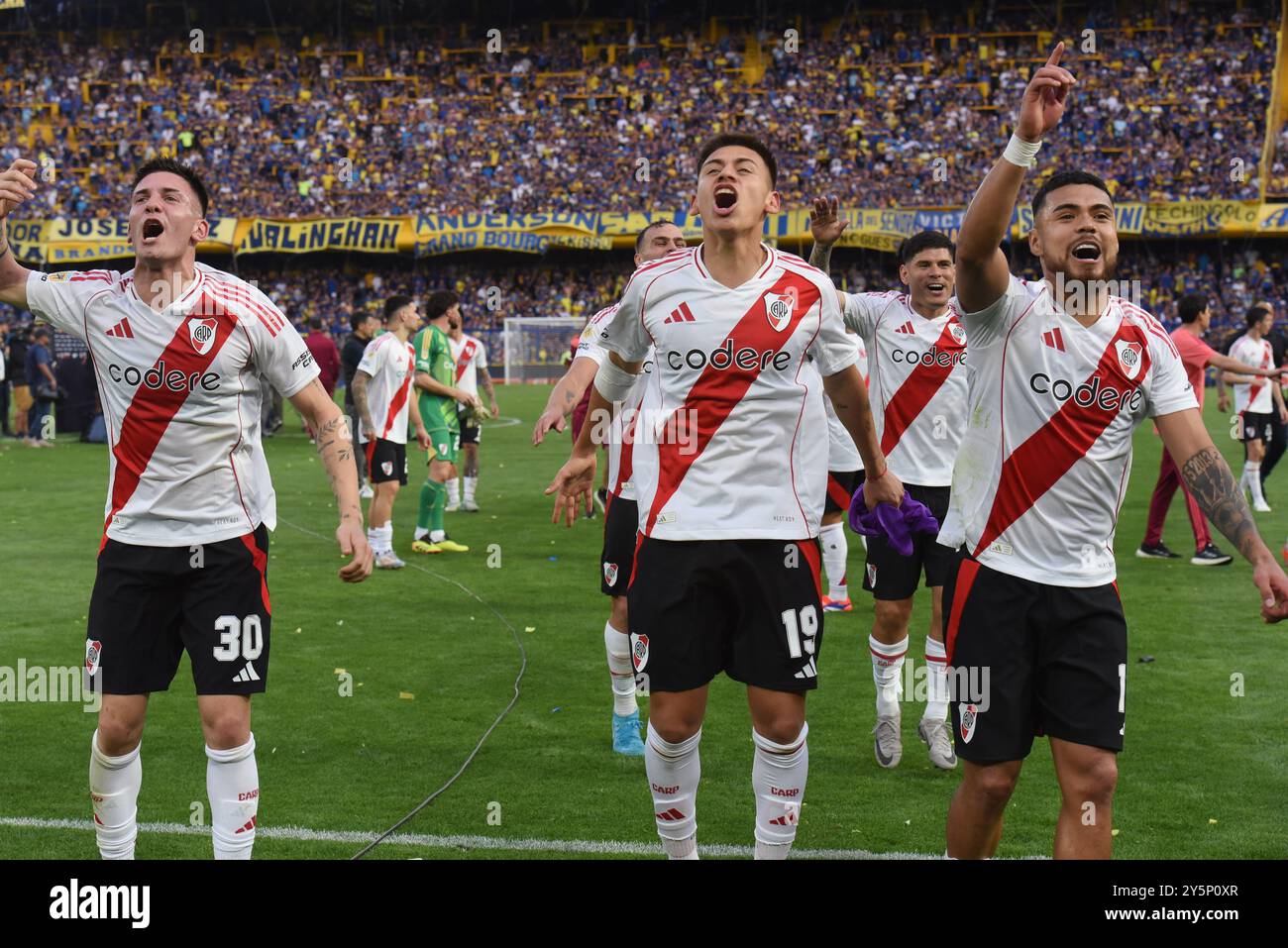 BUENOS AIRES, ARGENTINIEN - 21. SEPTEMBER: Franco Mastantuono, Claudio Echeverri, Paulo Diaz Spieler von River Plate feiern nach dem Sieg in der Liga Pro Stockfoto