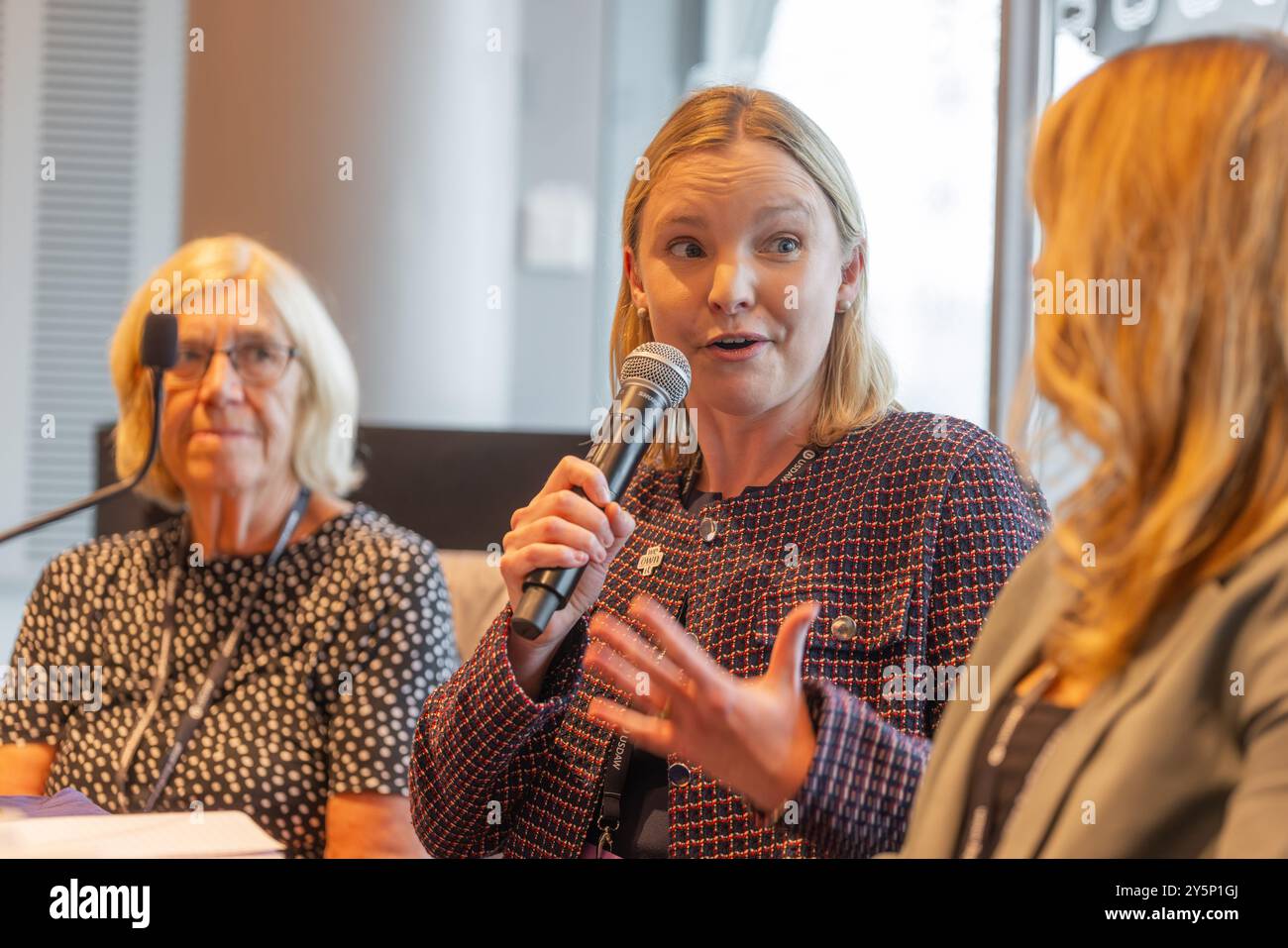 Liverpool, Großbritannien. SEPTEMBER 2024. Cat Hobbs Chairs Panel für „Can Labours Bus Revolution End Decents of Failed Privatization“, organisiert von der Aktionsgruppe We Owned IT, das Full Panel bestand aus Andy Burnham MP, Fran Postlewaite, Cat Hobbs, Kim McGuiness, Simon Lightwood MP und Matthew Topham von We Owned IT. Das Gremium fand im Rahmen der Labour Party Conference Fringe im ACC statt. Credit Milo Chandler/Alamy Live News Stockfoto