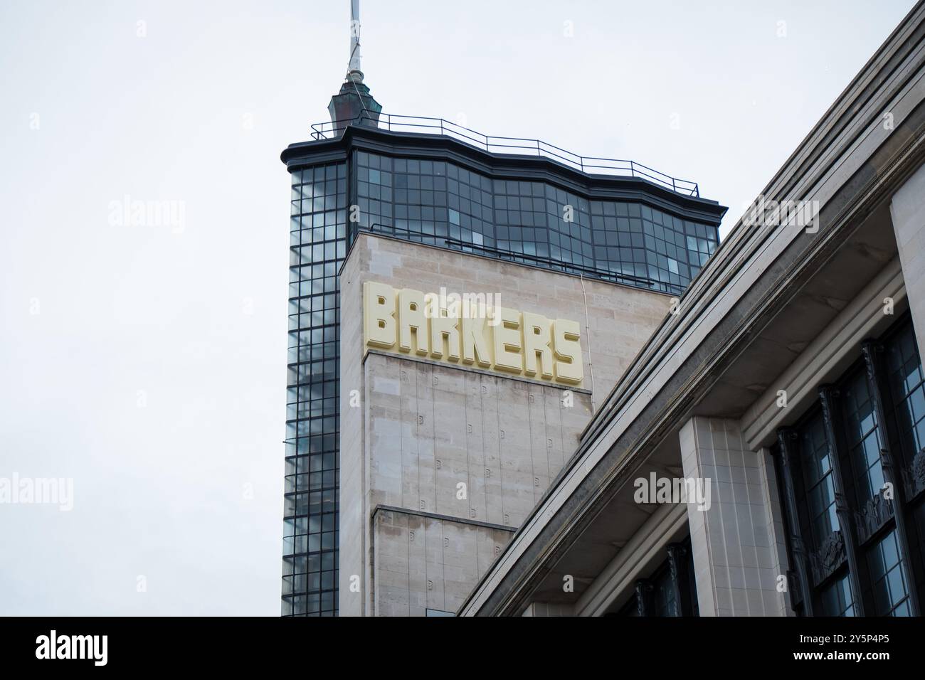 London, Großbritannien - 24. Juli 2024: Barkers-Schild auf dem Gebäude. Barkers of Kensington war ein berühmtes Kaufhaus in der Kensington High Street. Stockfoto