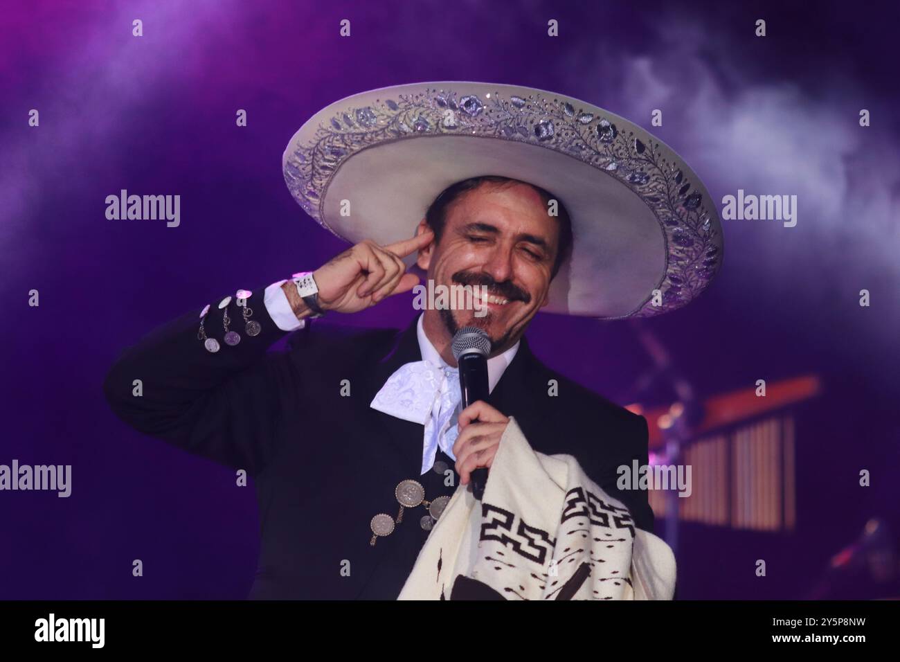 Mexiko-Stadt, Mexiko. September 2024. Rafael Jorge Negrete tritt während des Maraton de Mariachis de la Ciudad de Mexico auf dem Hauptplatz von Zocalo auf, der die Förderung und Verbreitung dieser regionalen Musik zum Immateriellen Erbe der Menschheit durch die Organisation der Vereinten Nationen für Bildung, Wissenschaft und Kultur (UNESCO) 2011 in Mexiko-Stadt, Mexiko, am 21. September 2024 zum Ziel hat. (Foto: Carlos Santiago/Eyepix Group) (Foto: Eyepix/NurPhoto) Credit: NurPhoto SRL/Alamy Live News Stockfoto