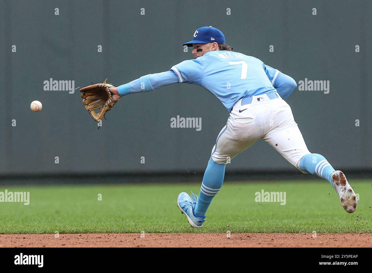 22. September 2024: Bobby Witt Jr. (7) der Kansas City Royals spielt auf einem Hit von Patrick Bailey (14) der San Francisco Giants und stürzt sich beim sechsten Inning im Kauffman Stadium in Kansas City, MO. David Smith/CSM (Bild: © David Smith/Cal Sport Media) Stockfoto