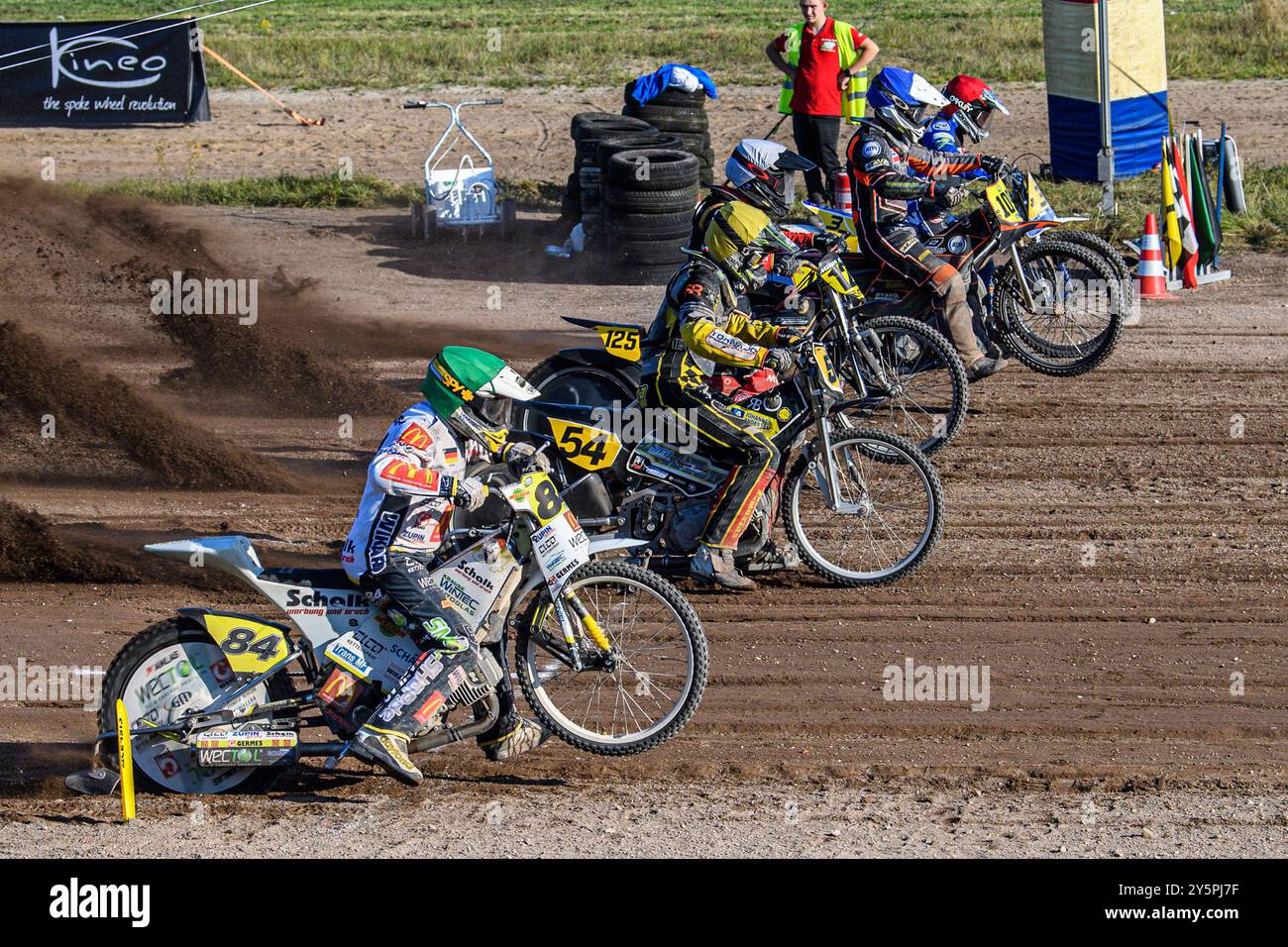 Roden, Niederlande. September 2024. Langstreckenfinale: Martin Smolinski (84) aus Deutschland in Grün, Mika Meijer (54) aus den Niederlanden in Gelb, Lukas Fienhage (125) aus Deutschland in weiß, Zach Wajtknecht (109) aus Großbritannien in Blau und Chris Harris (37) aus Großbritannien in Rot während des FIM Long Track World Championship Finales 5 im Speed Centre Roden, Roden, Niederlande am Sonntag, 22. September 2024. (Foto: Ian Charles | MI News) Credit: MI News & Sport /Alamy Live News Stockfoto