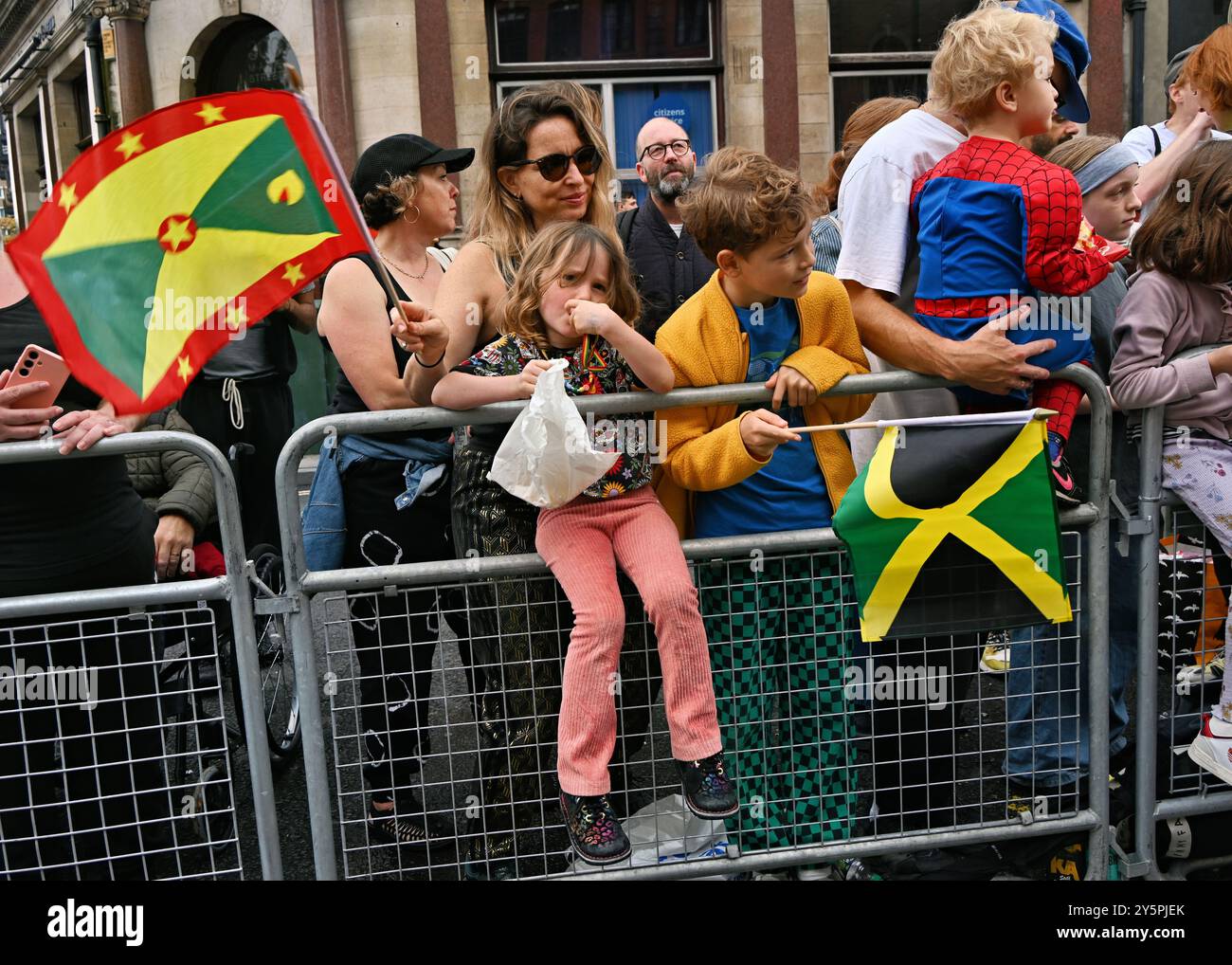 LONDON, GROSSBRITANNIEN. September 2024. Die Londoner Stadtteile Hackney erleben einen Babyboom, und es gibt zahlreiche Familien mit Kindern. Die Straßenparade ist der Höhepunkt des Tages und bietet auffällige Kostüme, mitreißende Musik und ein Spektakel an Talenten von 24 Paradegruppen in Hackney, London, Großbritannien. (Foto von 李世惠/siehe Li/Picture Capital) Credit: Siehe Li/Picture Capital/Alamy Live News Stockfoto