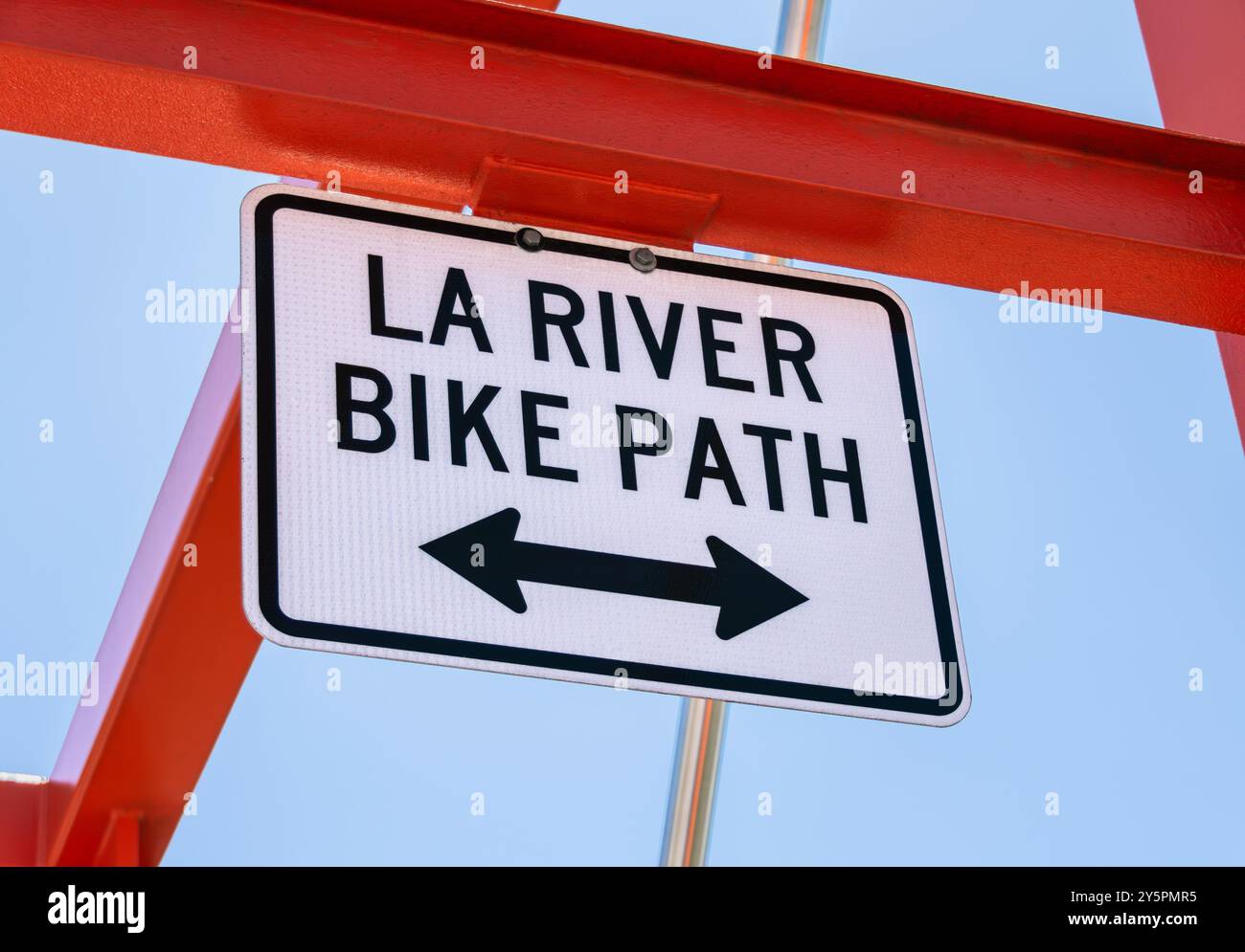 LA River Bike Path Schild auf einer Metallbrücke mit zwei-Wege-Pfeil. Stockfoto