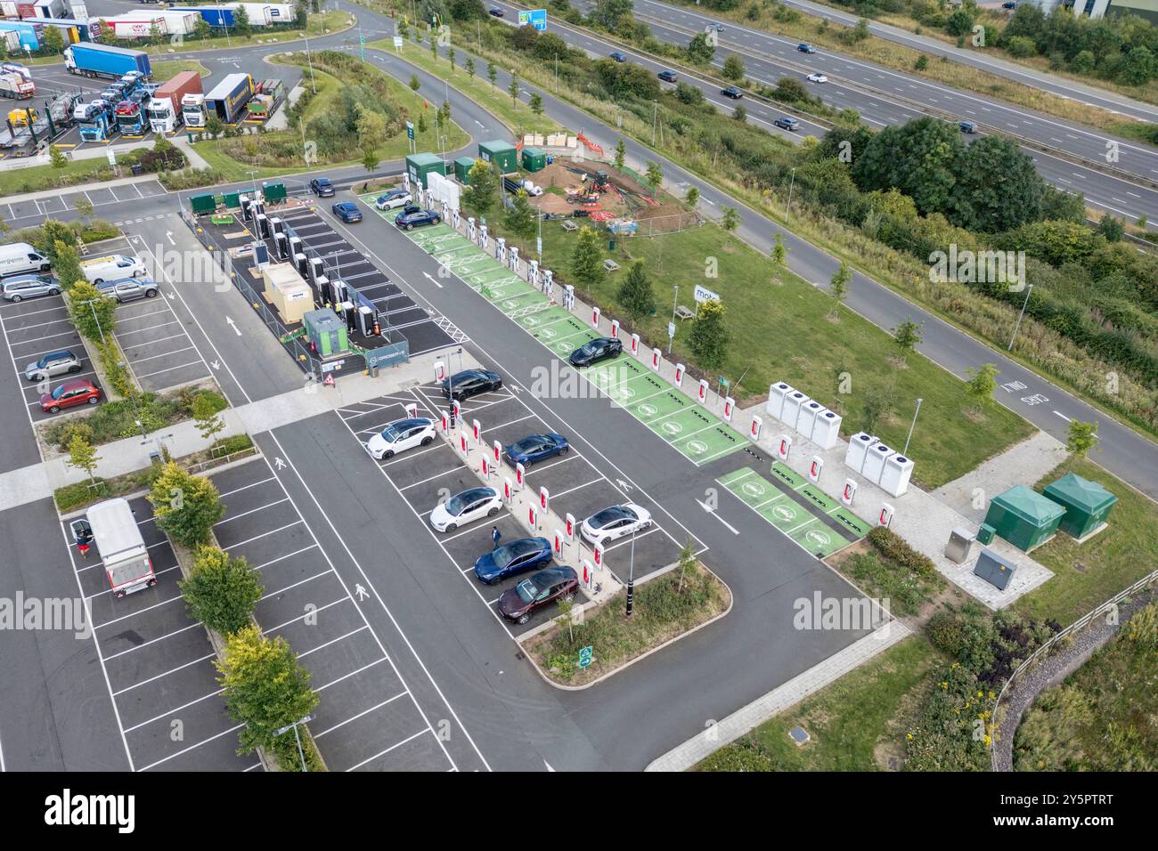 Luftaufnahme der Ladestation für Elektrofahrzeuge an der Tankstelle Moto Rugby (Anschlussstelle 1, M6), an Anschlussstelle 1, Rugby, Stockfoto