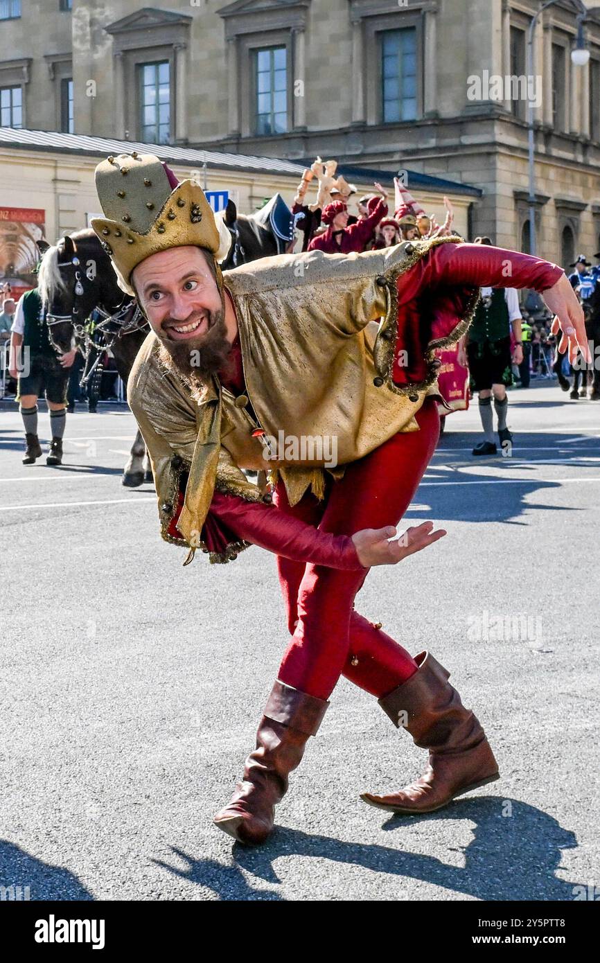 Oktoberfest - Münchner Moriskentänzer beim Trachten- und Schützenzug anläßlich des 189. Oktoberfestes am 22.09.2024 in München, Deutschland, Oberbayern München Odeonsplatz & Theresienwiese Oberbayern Deutschland *** Oktoberfest München Moriskentänzer am Trachten und Schützenzug anlässlich des 189. Oktoberfestes am 22 09 2024 in München, Deutschland, Oberbayern München Odeonsplatz Theresienwiese Oberbayern Deutschland Stockfoto