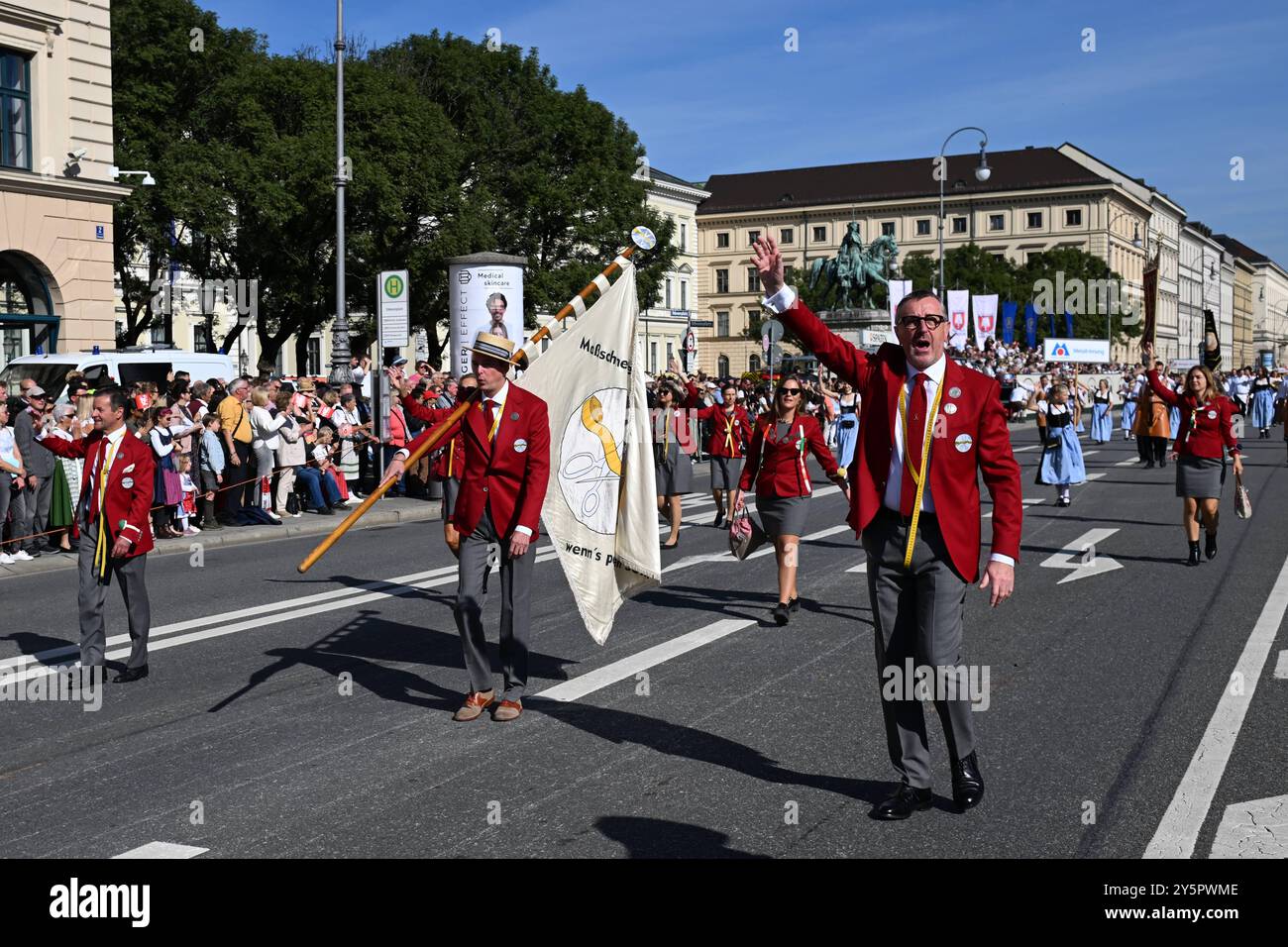 Oktoberfest - Münchner Zünfte - Maßschneider Innung - beim Trachten- und Schützenzug anläßlich des 189. Oktoberfestes am 22.09.2024 in München, Deutschland, Oberbayern München Odeonsplatz & Theresienwiese Oberbayern Deutschland *** Oktoberfest München Zünfte Schneiderzunft bei Trachten und Schützenzug anlässlich des Oktoberfestes 189 am 22 09 2024 in München, Deutschland, Oberbayern München Odeonsplatz Theresienwiese Oberbayern Deutschland Stockfoto