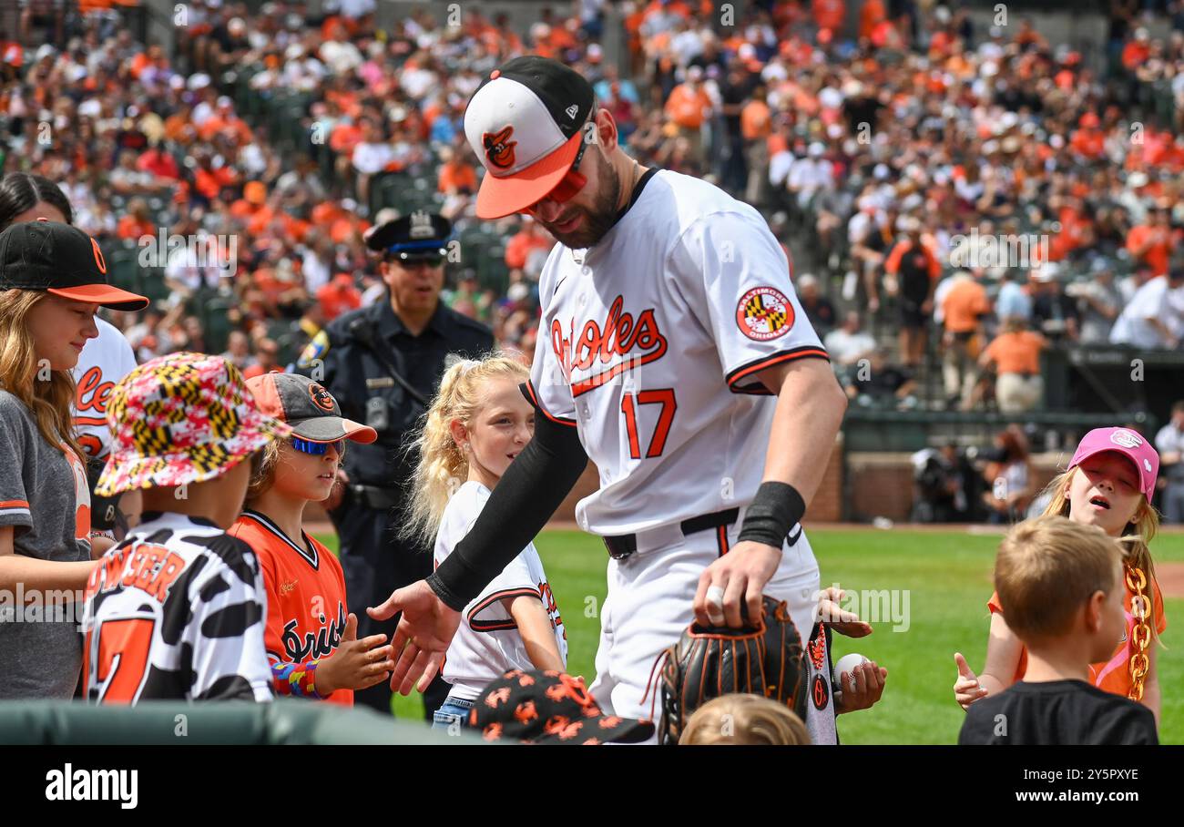 Baltimore, Usa. September 2024. Colton Cowser (17) begrüßt die Jugendlichen während des Fan Appreciation Day, bevor er sich am Sonntag, den 22. September 2024, den Detroit Tigers in Camden Yards in Baltimore, Maryland, gegenübersieht. Foto: David Tulis/UPI Credit: UPI/Alamy Live News Stockfoto