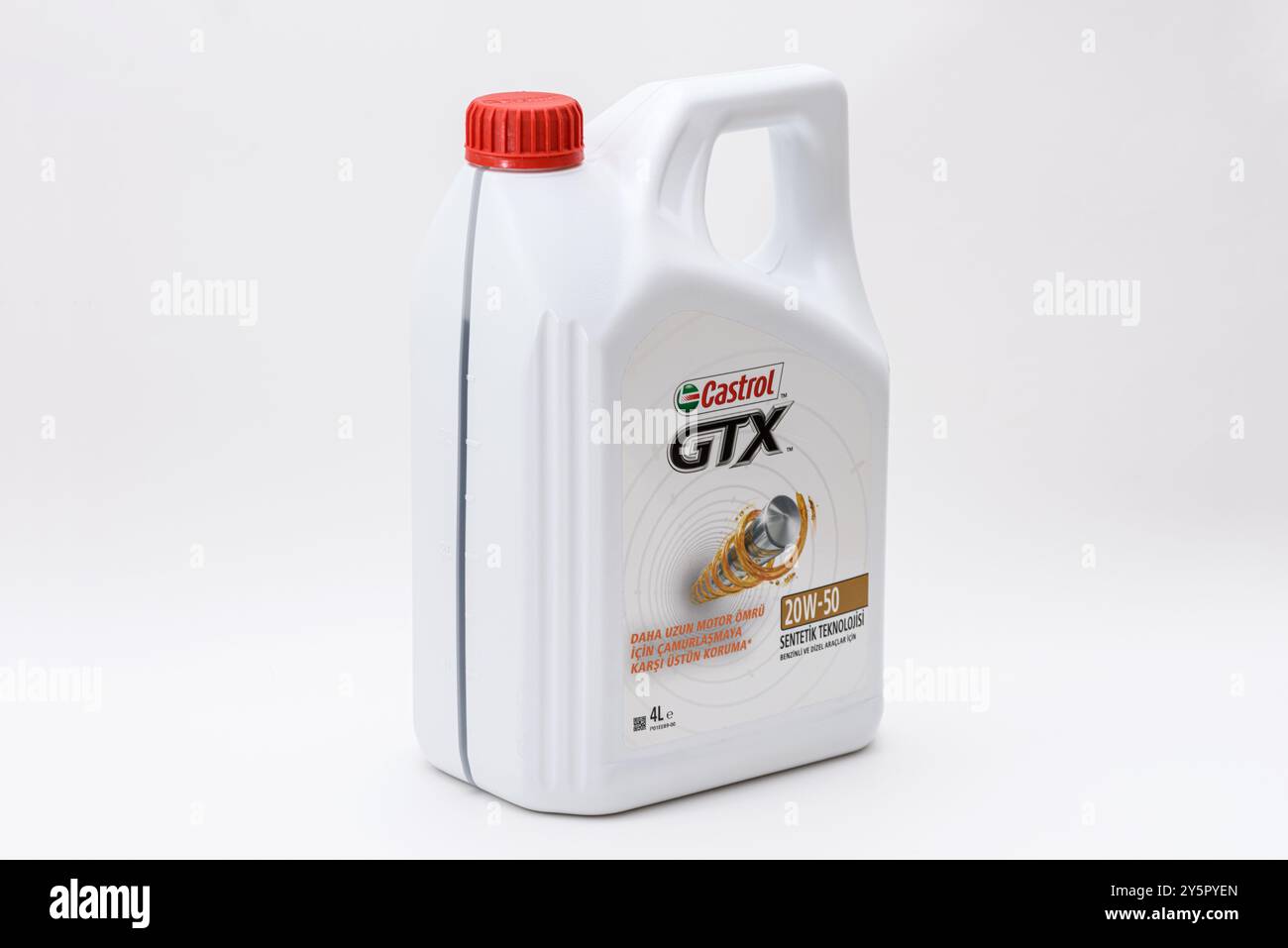 ISTANBUL, TÜRKEI - 22. SEPTEMBER 2024: Castrol GTX synthetischer Motorölbehälter und Markenlogo. Stockfoto