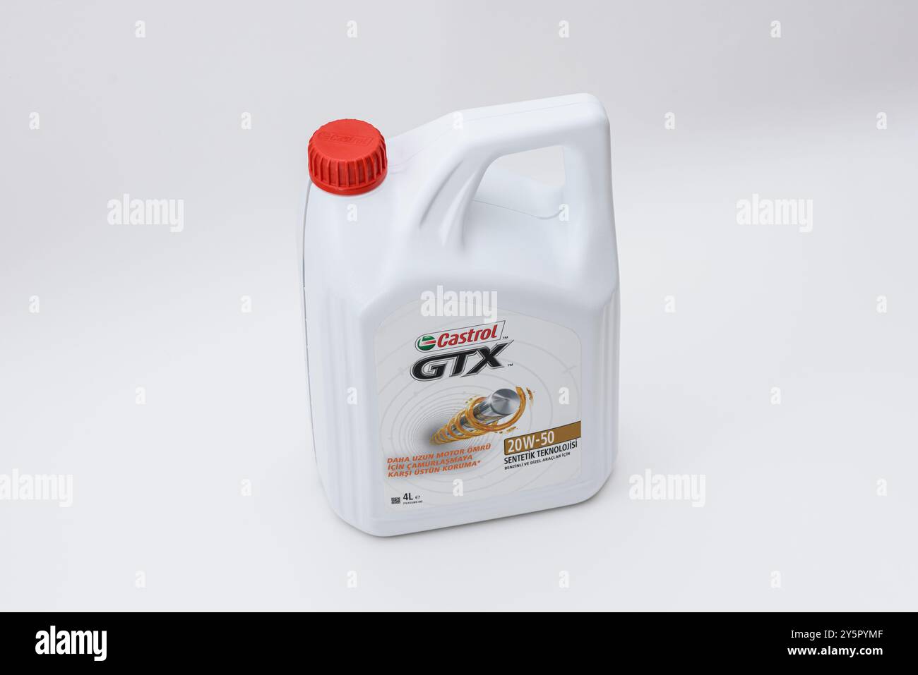 ISTANBUL, TÜRKEI - 22. SEPTEMBER 2024: Castrol GTX synthetischer Motorölbehälter und Markenlogo. Stockfoto