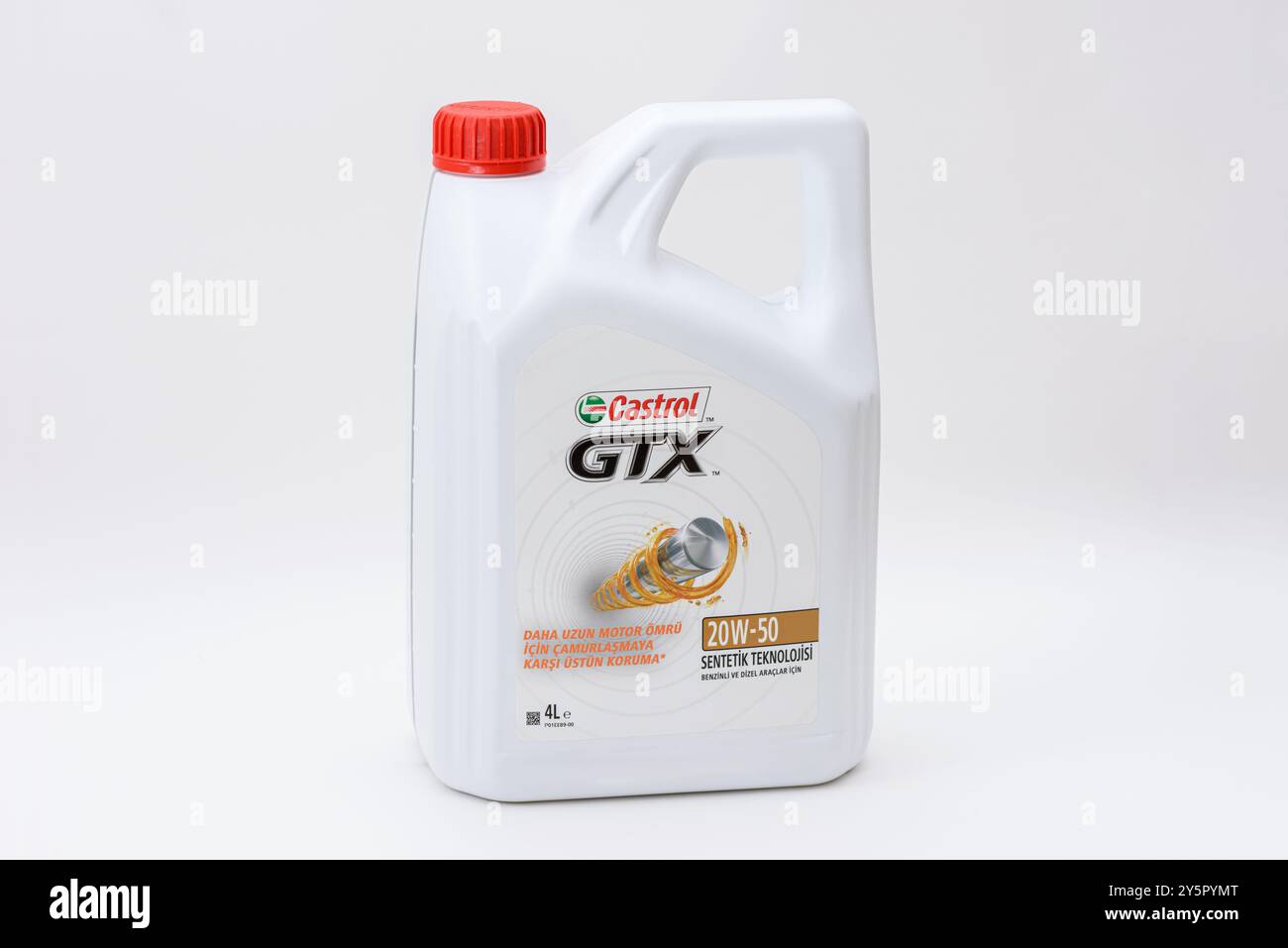 ISTANBUL, TÜRKEI - 22. SEPTEMBER 2024: Castrol GTX synthetischer Motorölbehälter und Markenlogo. Stockfoto