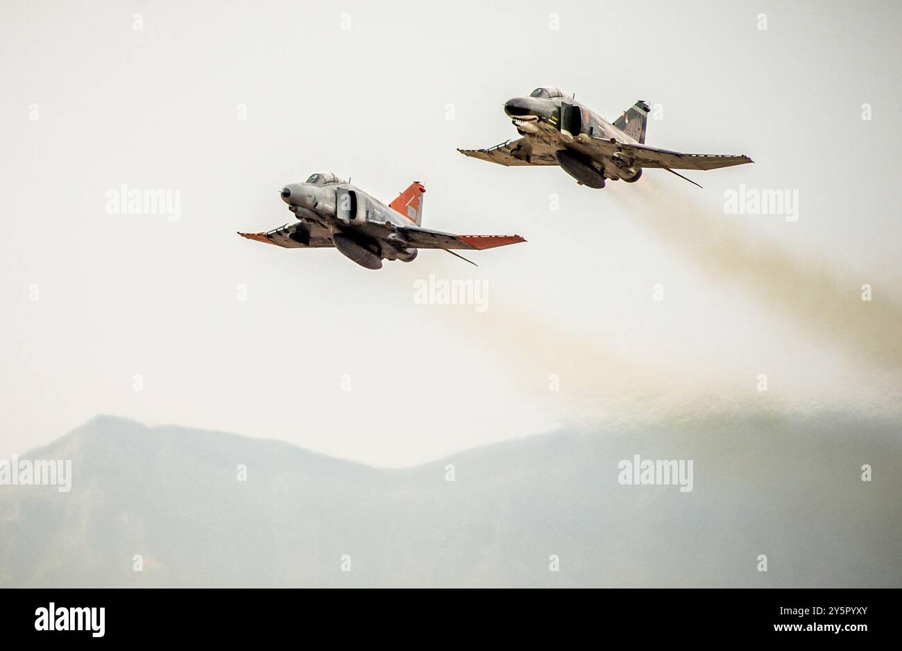 Zwei McDonnell Douglas F-4 Phantom IIS der 82nd Aerial Target Squadron Detachment 1 Steak über der Fluglinie während des letzten Militärflugs der Th Stockfoto