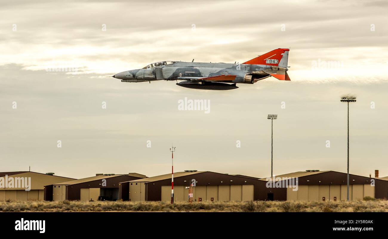 Ein McDonnell Douglas QF-4 Phantom II der 82nd Aerial Target Squadron Detachment 1 Steaks über die Fluglinie während des letzten Militärflugs der Stockfoto