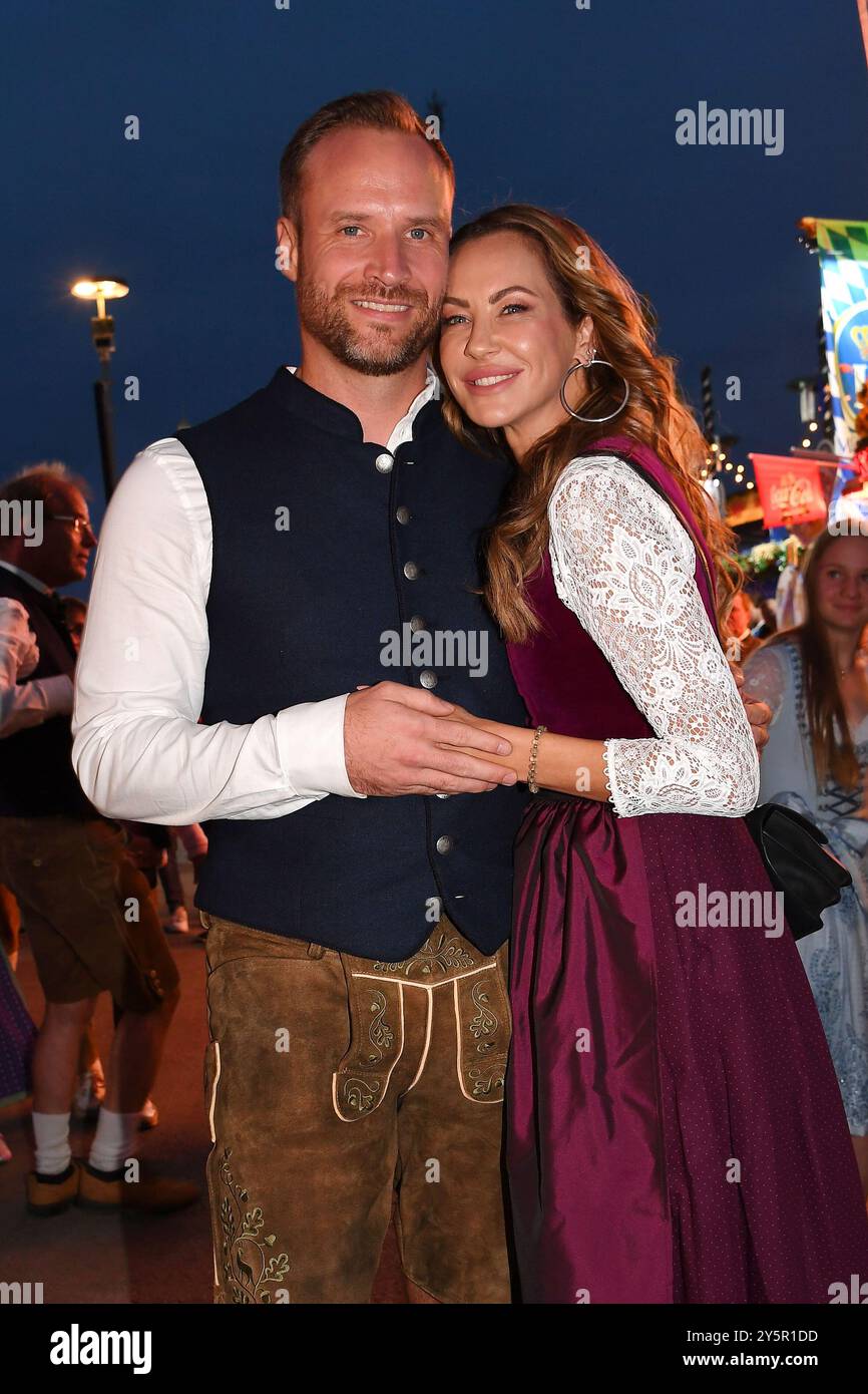 Sandy Meyer Woelden und Alexander Müller beim Wiesn Almauftrieb auf dem Oktoberfest am 22.09.2024 in München Stockfoto