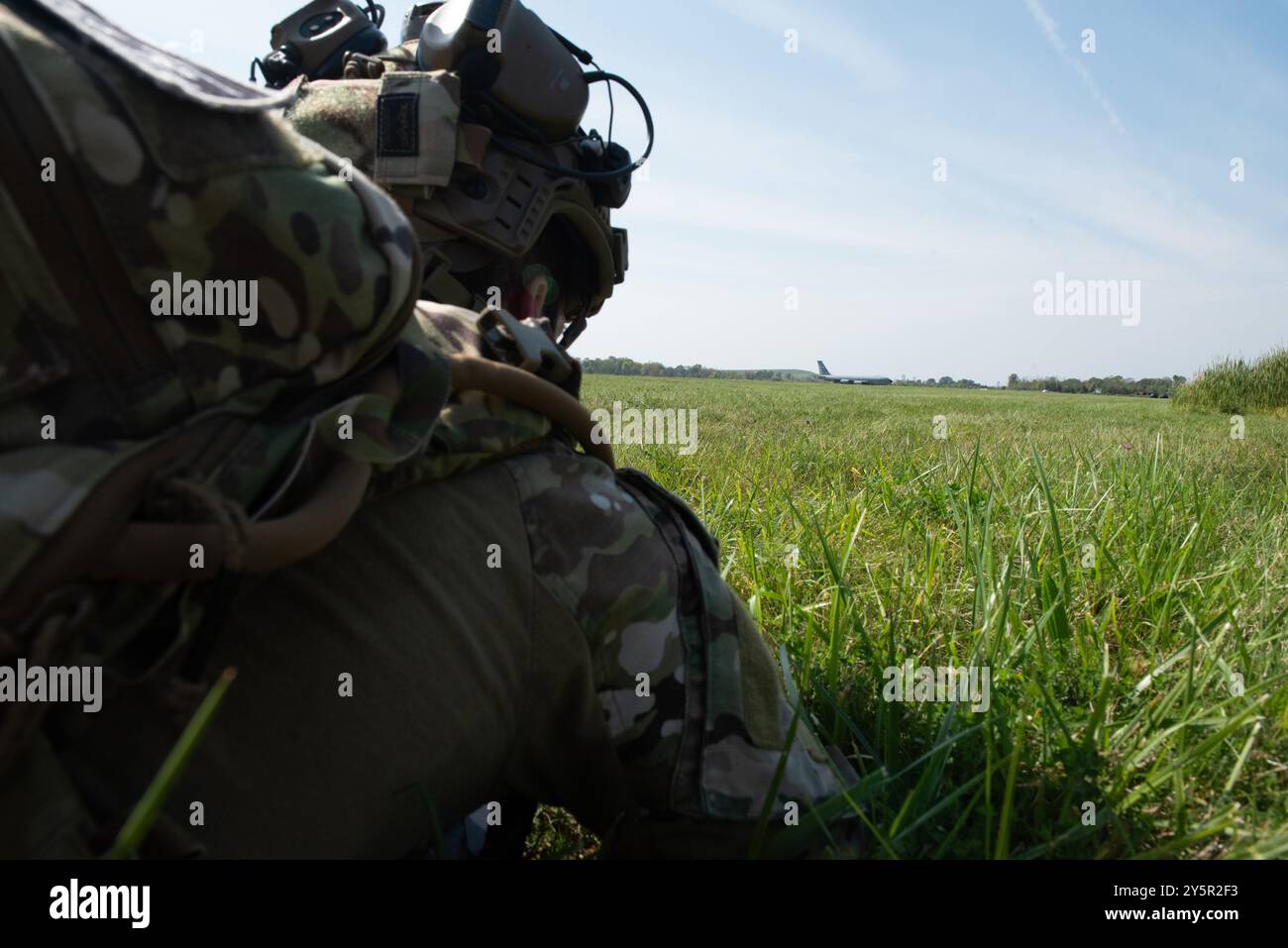 Ein Mitglied der 914th Security Forces Squadron, stellt während einer Combat Readiness Inspection Übung am 20. September 2024 in Niagara Falls Air Reserve Station, NY, eine Verteidigungslinie auf einer simulierten Forward Operating Base bereit. Mitglieder der 914th nahmen an der Operation Bison Stampede Teil. (Foto der U.S. Air Force von Senior Master Sgt Andrew Caya) Stockfoto