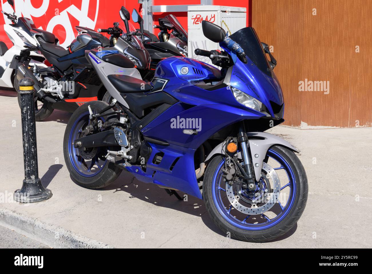 ISTANBUL, TÜRKEI - 22. SEPTEMBER 2024: Yamaha YZF R 25 auf der Kadikoy Straße. Stockfoto