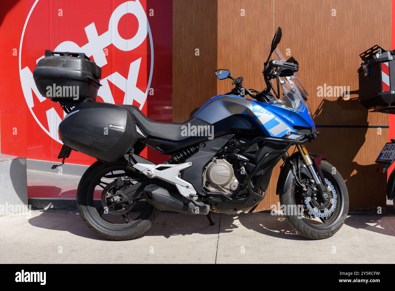 ISTANBUL, TÜRKEI - 22. SEPTEMBER 2024: CFMOTO 650MT auf der Kadikoy-Straße. Stockfoto