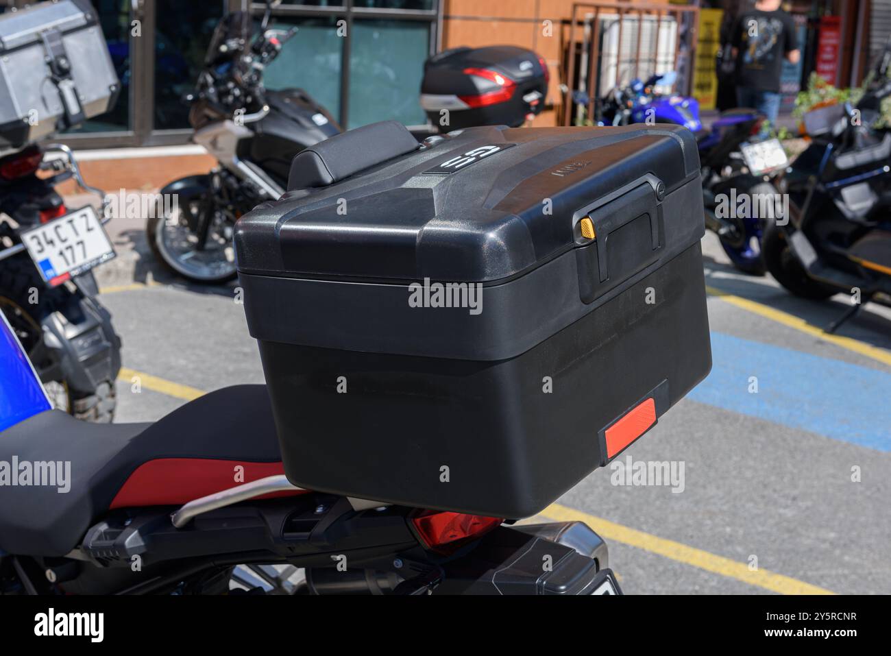 ISTANBUL, TÜRKEI - 22. SEPTEMBER 2024: BMW GS Metall Motorradgepäck. Stockfoto