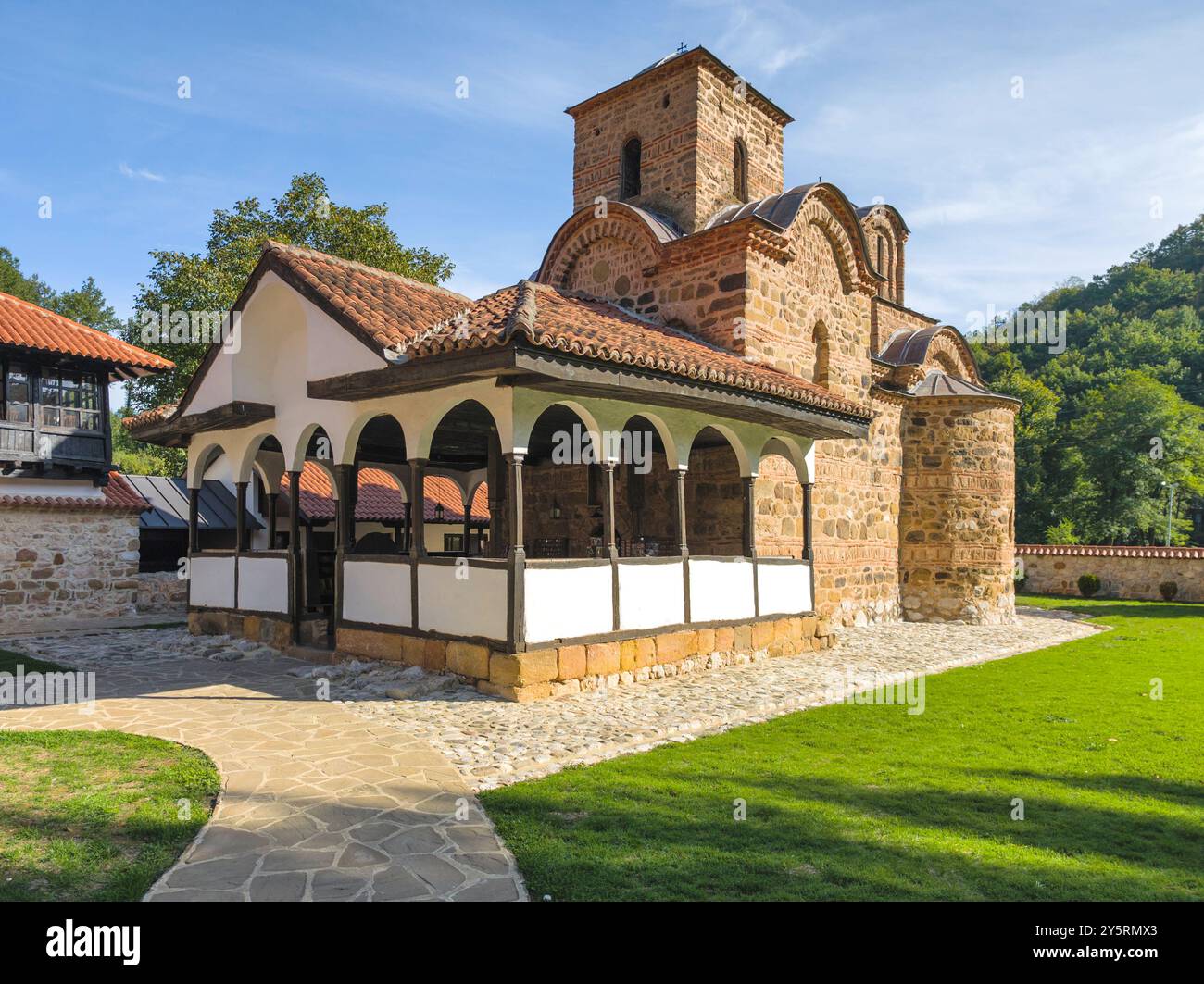 Fantastischer Blick auf das mittelalterliche Poganovo-Kloster des Heiligen Johannes-Theologen, Serbien Stockfoto